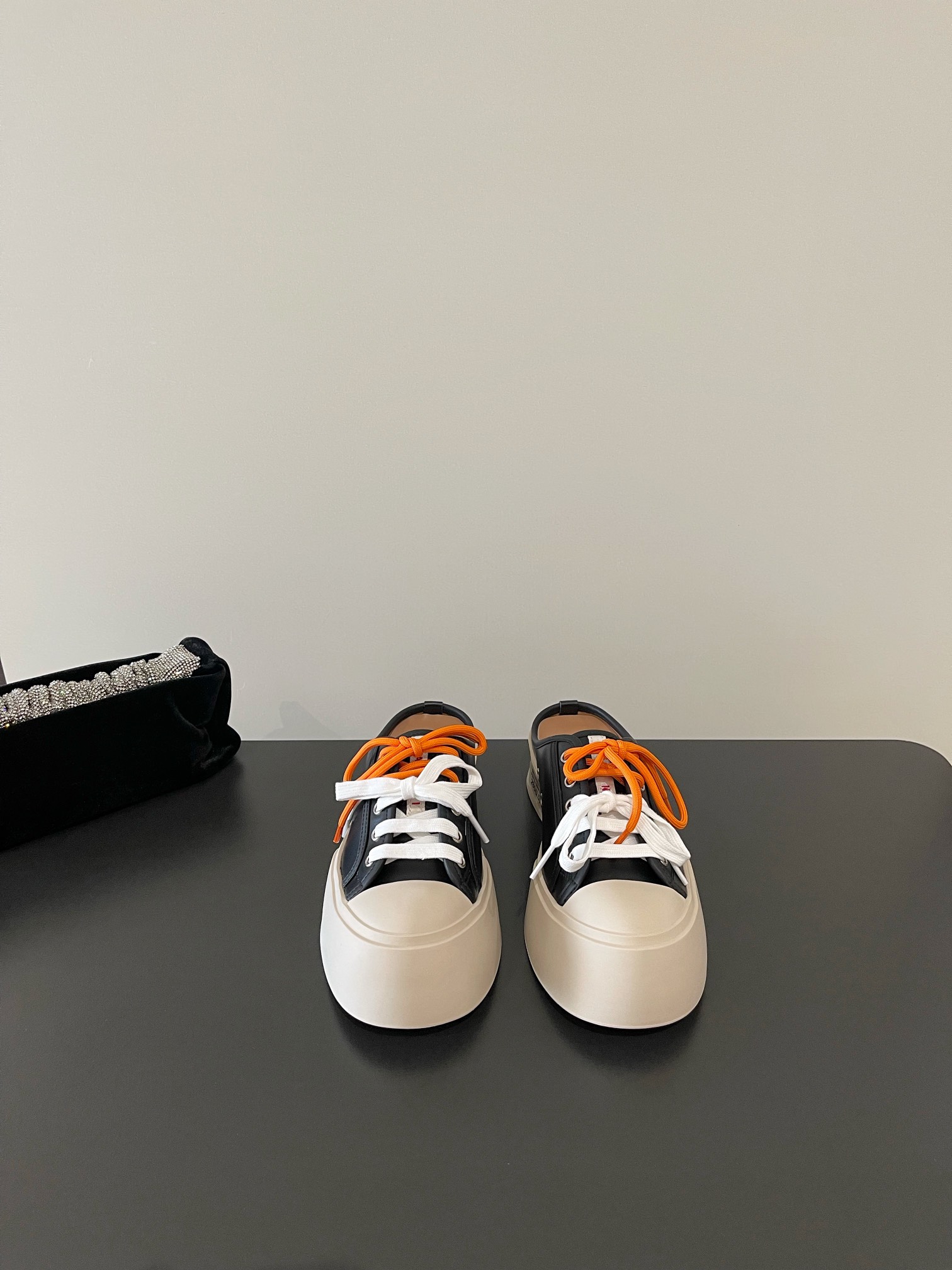 NO:266059,(Top version) MARNl's latest dopamine lace-up semi-mopping style, genuine leather, gentle wrap, lace-up casually, top layer cowhide | smooth touch that can breathe Adjustable lace-up | lazy lace-up is defined by you Lazy lace-up close-up   dopamine color display   street photography atmosphere outfit) Fabric: calf leather Size: 3540 Living: cowhide, casual shoes/sports shoes semi-mopping, marni, sneakers, cowhide19860909（顶级版） MARNl玛尼最新多巴胺系带半拖款 真皮温柔包裹,系带随性一挽 头层牛皮｜会呼吸的柔滑触感  可调节系带｜慵懒收放皆由你定义  慵懒系带特写 多巴胺配色陈列 街拍氛围感穿搭） 面料:小牛皮 码数:3540 内里:牛皮,休闲鞋/运动鞋半拖,marni,sneakers,cowhide,Women's Shoes