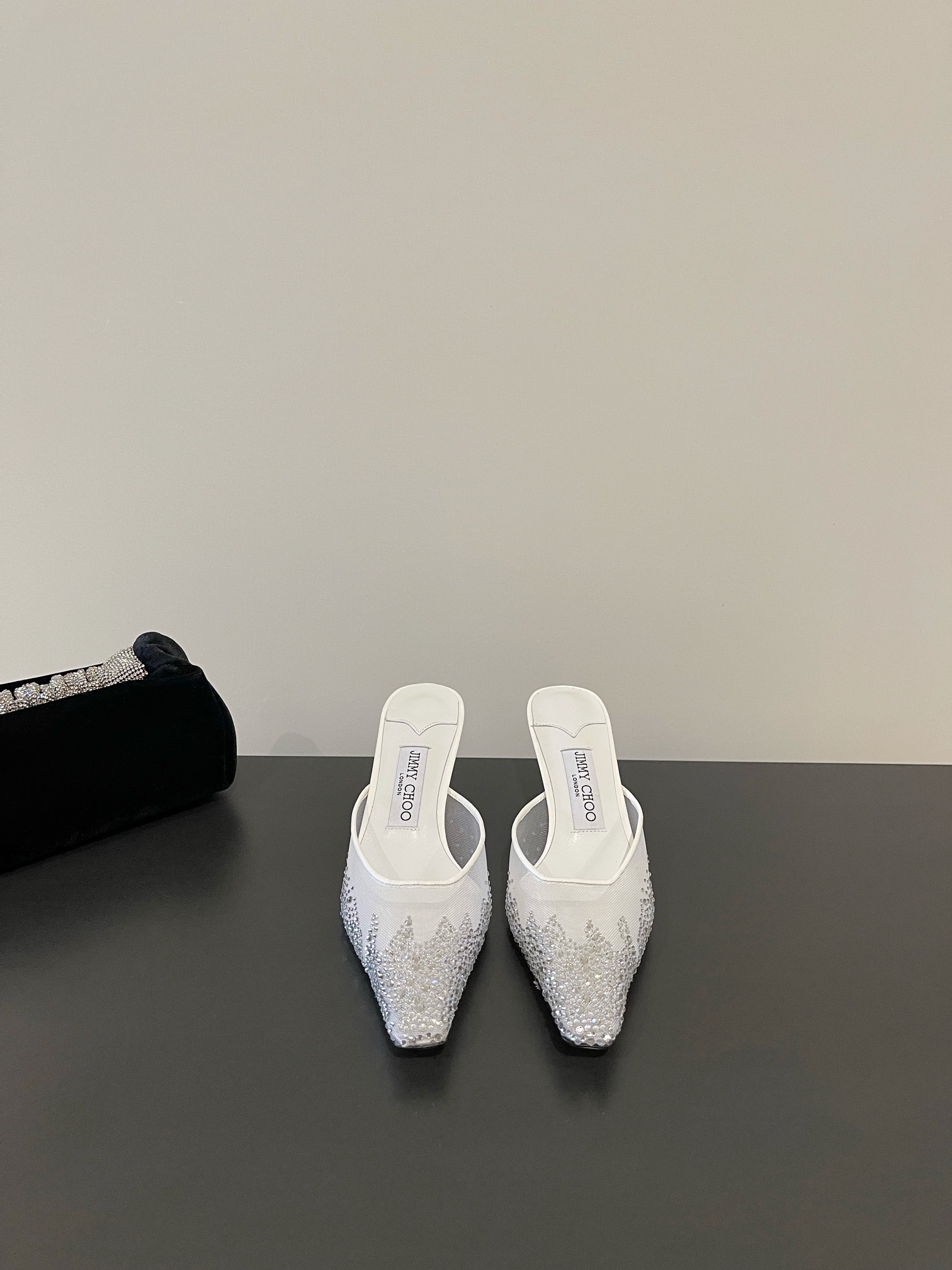 NO:266055,Jimmy Choo The highest quality, the latest mesh hot diamond heavy craftsmanship, small heel half slippers, single shoes, synchronous counter, specialty, comfortable and casual, sweet, easy to satisfy without any relief, blingblingbling, a noble and elegant atmosphere, shining and not vulgar!  The shoe shape is very modified with the foot shape, the smooth lines show a sense of high-end feeling, and the foot is exquisite and age-reducing!  Imported sheepskin in the inner lining, Italian leather outsole Heel height 5.5cm Size35-42 (40 41 42 custom made without return), semi-torque high heels, jimmy choo, high heels, slippers, sheepskin, Leather soles19860909Jimmy Choo 最高品质 最新网纱烫钻重工艺精致小跟半拖鞋单鞋 同步专柜 主打精致 舒适度休闲 甜美  无解风都轻松满足 blingbling 迎面扑来高贵典雅的气息,闪亮不显庸俗！鞋型非常修饰脚型,流畅线条尽显高级感,上脚精致又减龄！ 内里进口羊皮, 意大利真皮大底 跟高5.5cm Size35-42（40 41 42订做不退换）,半拖高跟鞋,jimmy choo,high heels,slippers,sheepskin,Leather soles,Women's Shoes