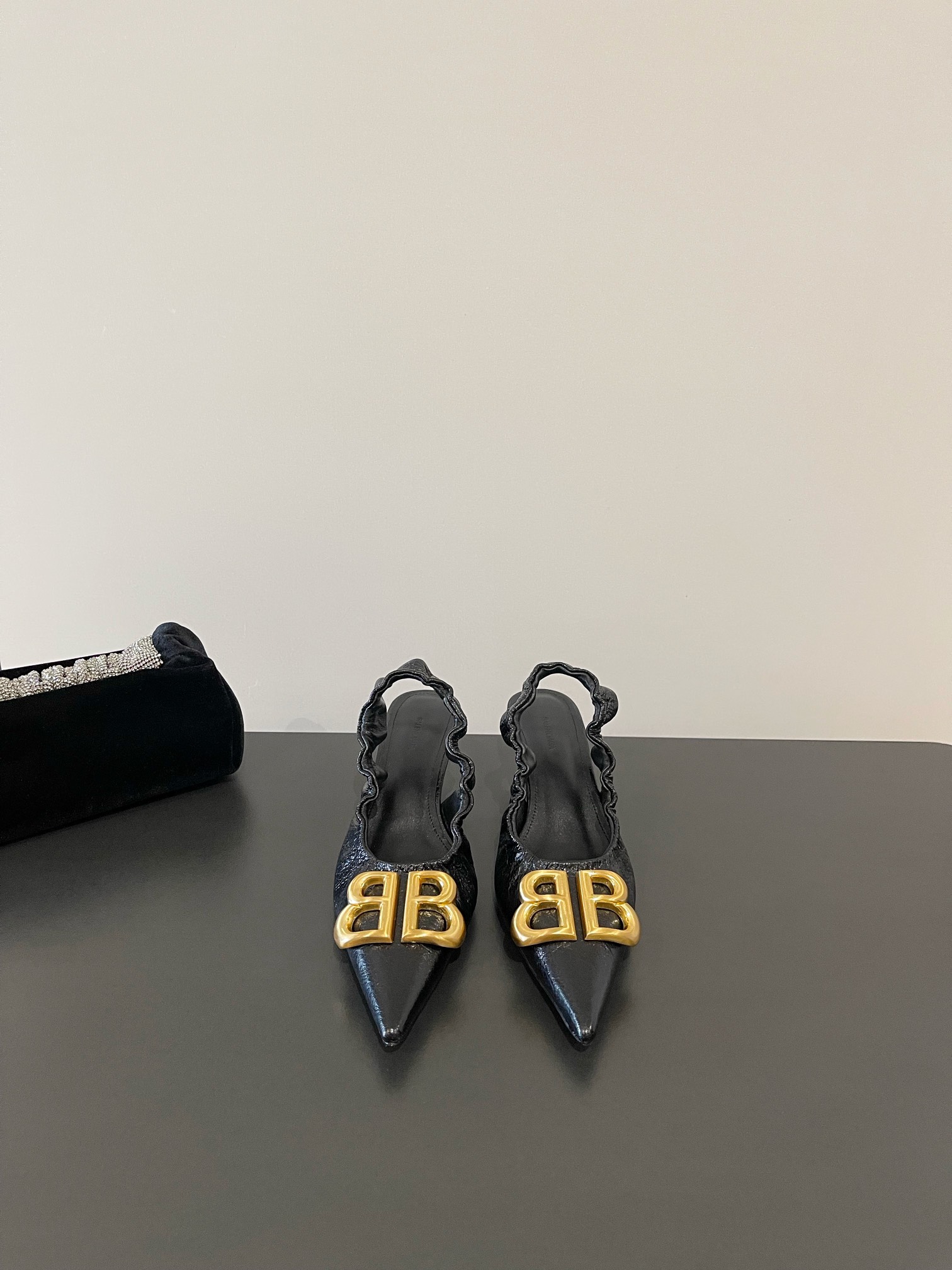 NO:266073,Balenciaga's latest small heel pointed back, wrinkled leather, high heels, bringing fashion to the extreme. Balenciaga's pointed sandals Balenciaga's shoes are absolutely open. Every pair wants to enter because really every pair has a sense of fashion. The essence of the whole pair is its toe. It is long and pointed enough and does not have a bloated feeling. Very high-end and slim. The original version has countless modifications to last to make a long and flat eagle-mouth toe to create a perfect fit. Customized upper sheepskin inner original consistent goatskin heel height 4.5cm size 35-42 (customized for 40.41.42), sandals, balenciaga, balenciaga, sandals, sheepskin19860909巴黎世家Balenciaga 最新小跟尖头后 皱皮 高跟款 将时髦发挥到极致的 巴黎世家尖头凉鞋巴黎世家的鞋子绝对开了挂 每一双都想去入 因为真的每一对都自带时髦感 整双鞋的精髓就是它的鞋头了 够长够尖 并且不带臃肿感 非常高级并且显瘦 原版无数次套楦修改才能做出又长又扁的鹰嘴鞋头 打造出完美版型 鞋面定制羊皮 内里原版一致山羊皮 跟高4.5cm size35-42（40.41.42订做）,凉鞋,balenciaga,balenciaga,sandals,sheepskin,Women's Shoes