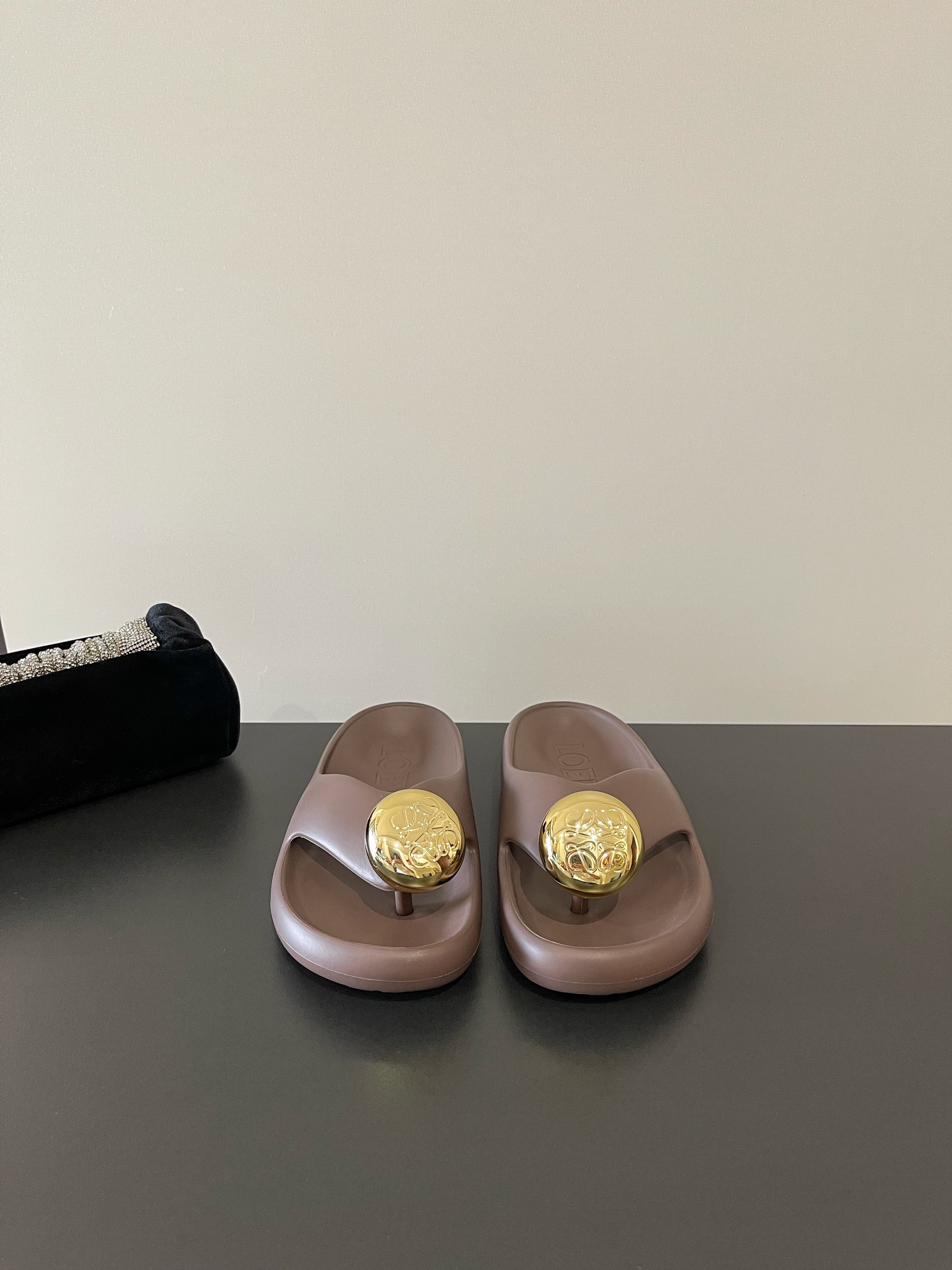 NO:407828,Luo Yiwei LOEWE 24s spring and summer new Ease bubble clip beach shoes sandals Original purchase and development latex material Very comfortable, very recognizable, beautiful and practical, comfortable but not monotonous slippers Upper: rubber integral molding Original original molding Outsole: wear-resistant pu outsole Size: 35-40 (customized for 40), split-toe shoes, loewe, loewe, slippers19860909罗意威 LOEWE 24s春夏新款 Ease 泡泡夹脚 沙滩鞋 凉拖鞋 原版购入开发做货 乳胶材质 舒适度极高,非常具有辨识度,美貌与实用并存舒适而不单调的拖鞋 鞋面:橡胶一体成型 原版原版开模扣饰 大底:耐磨pu大底 码数:35-40（40定做）,分趾鞋,loewe,loewe,slippers,Women's Shoes