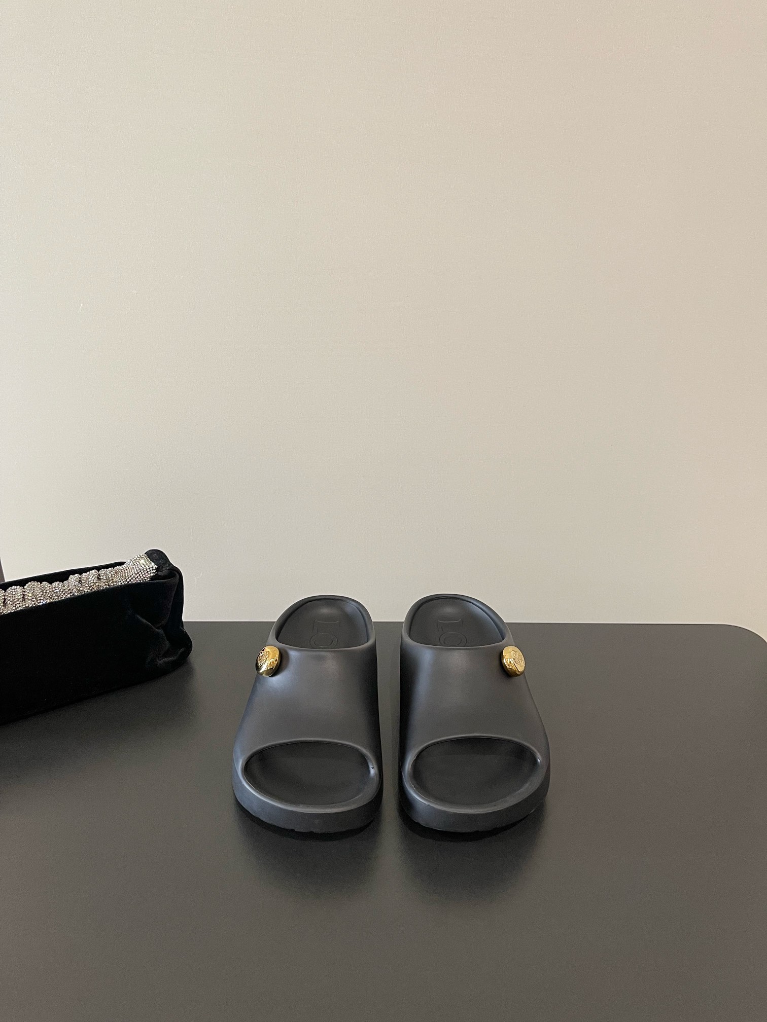 NO:407822,LOEWE｜Loyiwei summer paulas limited fashion slippers Ultralight slippers, super comfortable, wet, super suitable for going to the beach, very good looks, 2CM height, must-have for summer, rubber foam integrated molding!  Electroplating hardware buckle, size35-40 (40 custom made without return or exchange), slippers, loewe, loewe, slippers19860909LOEWE｜罗意威夏季paulas限定时尚拖鞋 超轻拖鞋,超舒服,湿水,去沙滩穿超合适的, 颜值也很高,高度2CM那样,夏季必备款 橡胶发泡一体成型！电镀五金扣, size35-40（40订做不退换）,拖鞋,loewe,loewe,slippers,Women's Shoes