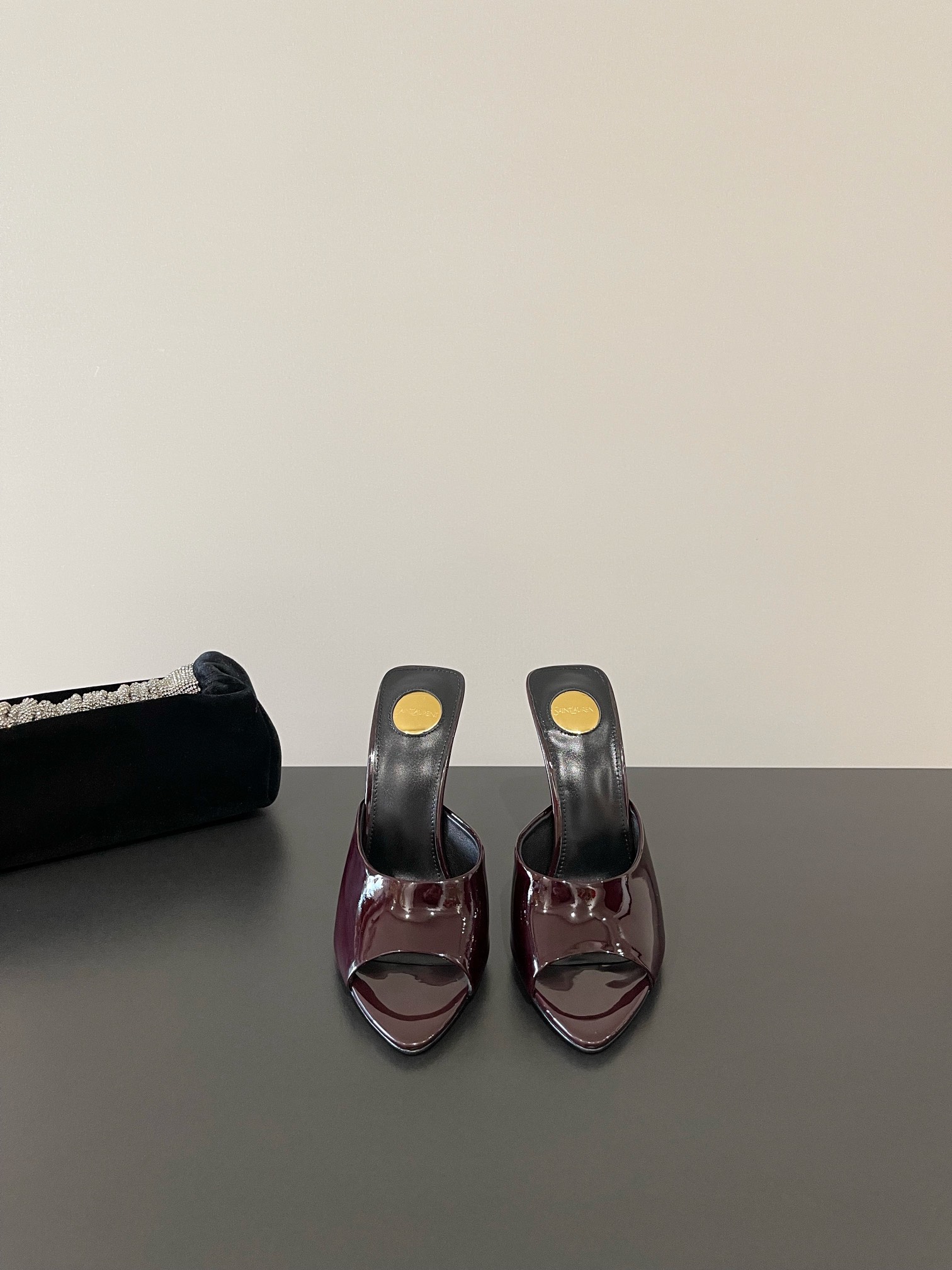 NO:407819,YSL Saint Laurent's latest fish-mouthed pointed high-heeled sandals. The counter is launched simultaneously. Major celebrities and internet celebrities are putting their feet on the feet. The style is fashionable and versatile, simple and high-end. It brings elegance to the extreme and the goddess style is full of!  Imported beef patent leather upper, imported sheepskin inner, heel height 10cm, outsole leather outsole size 35-40 (40 41 custom made, no return or exchange), high heels, saint laurent, saint laurent, high heels, slippers, sheepskin, Leather soles19860909YSL 圣罗兰最新鱼嘴尖头高跟凉拖鞋 专柜同步上新 各大明星网红纷纷上脚 款式时髦百搭 简约又高级 把优雅做到极致 上脚女神范爆棚！ 鞋面进口牛漆皮 内里进口羊皮 跟高10cm 大底真皮大底 码数35-40（40 41订做不退换）,高跟鞋拖鞋,saint laurent,saint laurent,high heels,slippers,sheepskin,Leather soles,Women's Shoes