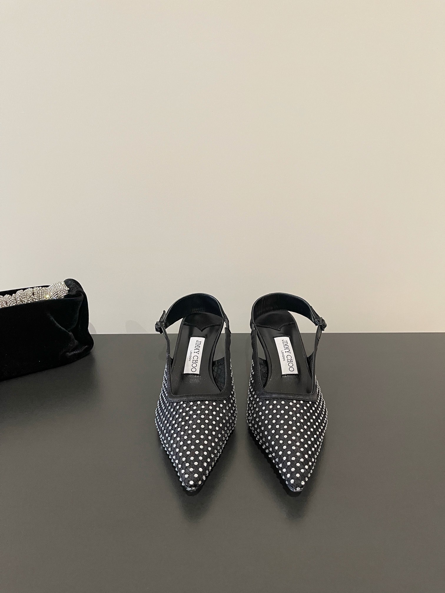 NO:407810,Jimmy Choo The highest quality, the latest silk hot diamonds, mesh, single shoes, synchronous counter, specialty, exquisite, comfortable and casual, sweet, easy to satisfy without any relief, blingblingbling comes to the noble and elegant atmosphere, shining and not vulgar!  The shoe shape is very modified with the foot shape, the smooth lines show a sense of high-end feeling, and the foot is exquisite and age-reducing!  Imported sheepskin in the inner lining, Italian leather outsole Heel height 5cm Size35-42 (40 41 42 custom made without return), semi-torque high heels, jimmy choo, high heels, sheepskin, real silk, Leather soles19860909Jimmy Choo 最高品质 最新真丝烫钻 网面 单鞋 同步专柜 主打精致 舒适度休闲 甜美  无解风都轻松满足 blingbling 迎面扑来高贵典雅的气息,闪亮不显庸俗！鞋型非常修饰脚型,流畅线条尽显高级感,上脚精致又减龄！ 内里进口羊皮, 意大利真皮大底 跟高5cm Size35-42（40 41 42订做不退换）,半拖高跟鞋,jimmy choo,high heels,sheepskin,real silk,Leather soles,Women's Shoes