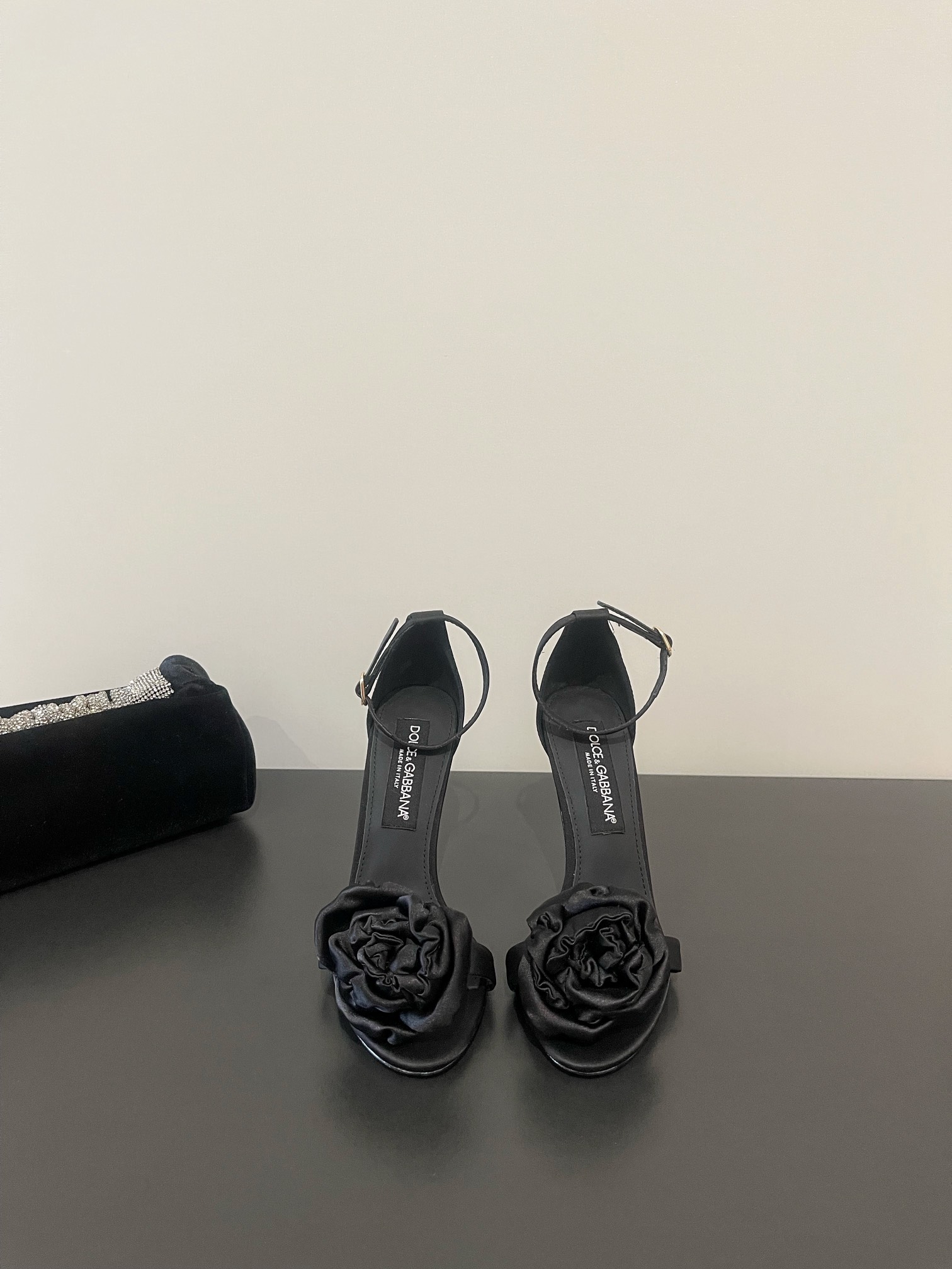 NO:407827,D&G Dolce & Gabbana's latest silk one-length flower high-heeled sandals, super high-heeled open-toed sandals, lines, style, visible high-end sense, non-market currency comparable, DG Dolce & Gabbana's show direct hit, updated simultaneously!  Imported silk upper, inner sheepskin/foot pad, heel height 10cm Size35-41 (customized for 40 41), high heels sandals, Dolce&Gabbana, Dolce&Gabbana, sandals, high heels, sheepskin, real silk19860909D&G杜嘉班纳最新真丝一字带花朵高跟凉鞋 超高跟露趾凉拖 线条 版型 看得到的高级感 非市场通货可比 DG杜嘉班纳秀场直击 同步更新 ！ 鞋面进口真丝面 内里羊皮/垫脚 跟高10cm Size35-41（40 41定做）,高跟鞋凉鞋,Dolce&Gabbana,Dolce&Gabbana,sandals,high heels,sheepskin,real silk,Women's Shoes