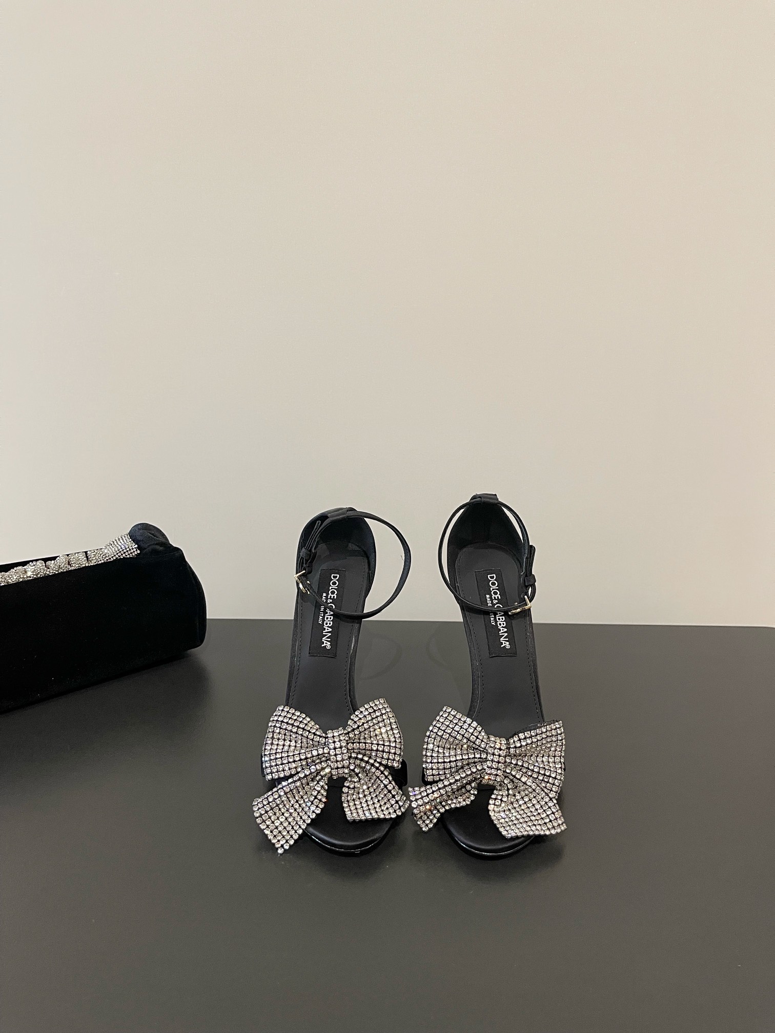 NO:407830,D&G Dolce & Gabbana's latest silk strap, butterfly diamond, high heel sandals, super high heeled open-toed sandals, lines, style, visible sense of high-end, non-market currency comparable, DG Dolce & Gabbana's show direct hit, synchronous update!  Imported silk upper, inner sheepskin/foot pad, heel height 10cm Size35-41 (customized for 40 41), high heels sandals, Dolce&Gabbana, Dolce&Gabbana, sandals, high heels, sheepskin, real silk19860909D&G杜嘉班纳最新真丝一字带 蝴蝶奥钻 高跟凉鞋 超高跟露趾凉拖 线条 版型 看得到的高级感 非市场通货可比 DG杜嘉班纳秀场直击 同步更新 ！ 鞋面进口真丝面 内里羊皮/垫脚 跟高10cm Size35-41（40 41定做）,高跟鞋凉鞋,Dolce&Gabbana,Dolce&Gabbana,sandals,high heels,sheepskin,real silk,Women's Shoes