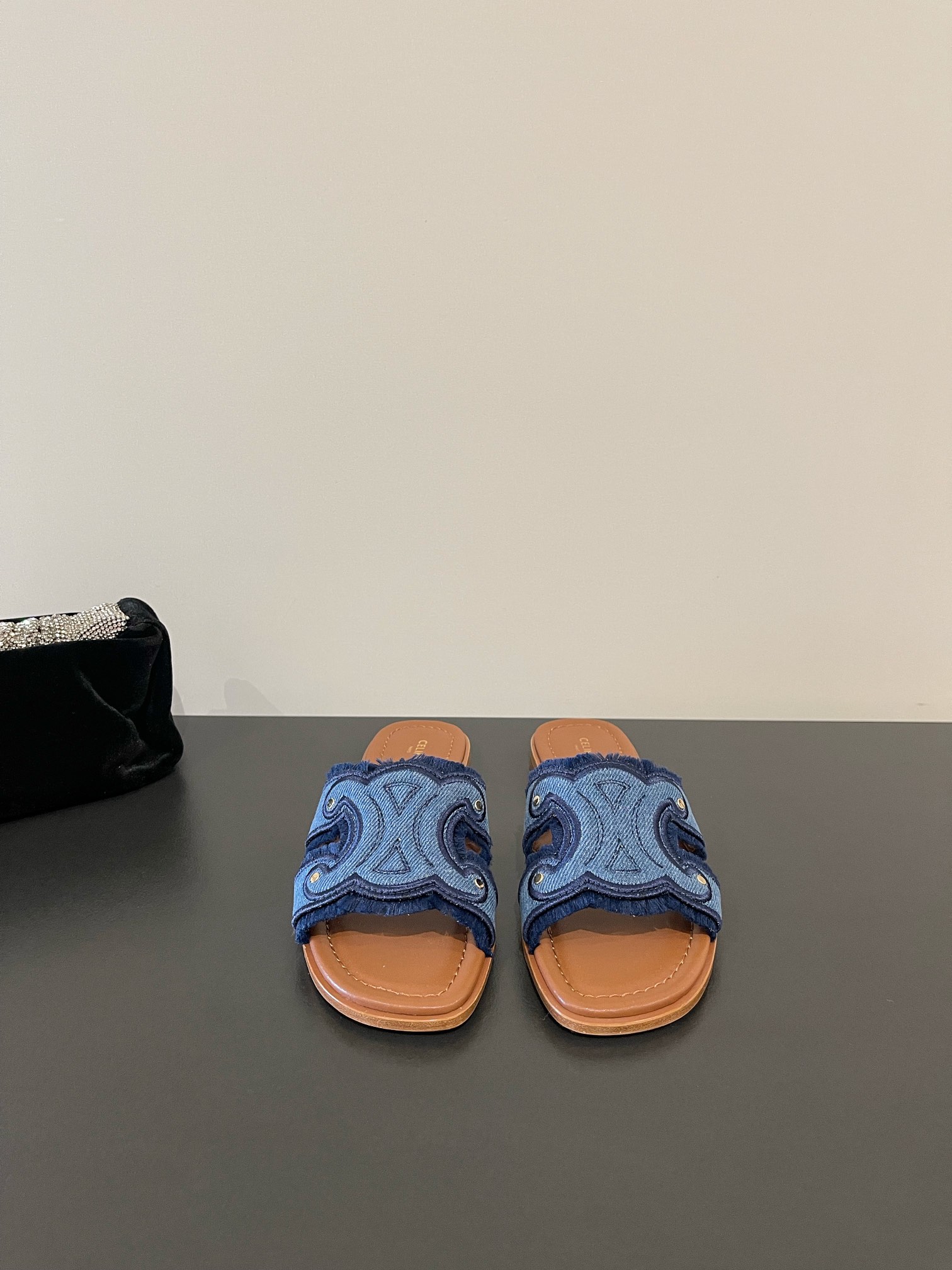 NO:407833,celine The latest Arc de Triomphe, washing denim, British style small heels, micro-label sandals, simple, atmospheric, fashionable, unpredictable, and classic that never fades away in the fashion circle. Retro British style, extraordinary temperament!  Fabric wash original material, outsole, leather outsole, heel height 4.5, flat sole, size 35-41 (40 41 custom), slippers, celine, sandals, slippers, Leather soles19860909celine 最新凯旋门 水洗牛仔 英伦风小跟微标凉鞋拖 简约大气时髦耐看不过时 是时尚圈永不退潮的经典所在 复古的英伦风格 气质非凡 ！ 面料水洗原版材质 大底真皮大底 跟高4.5 平底 码数35-41（40 41 定制）,拖鞋,celine,sandals,slippers,Leather soles,Women's Shoes