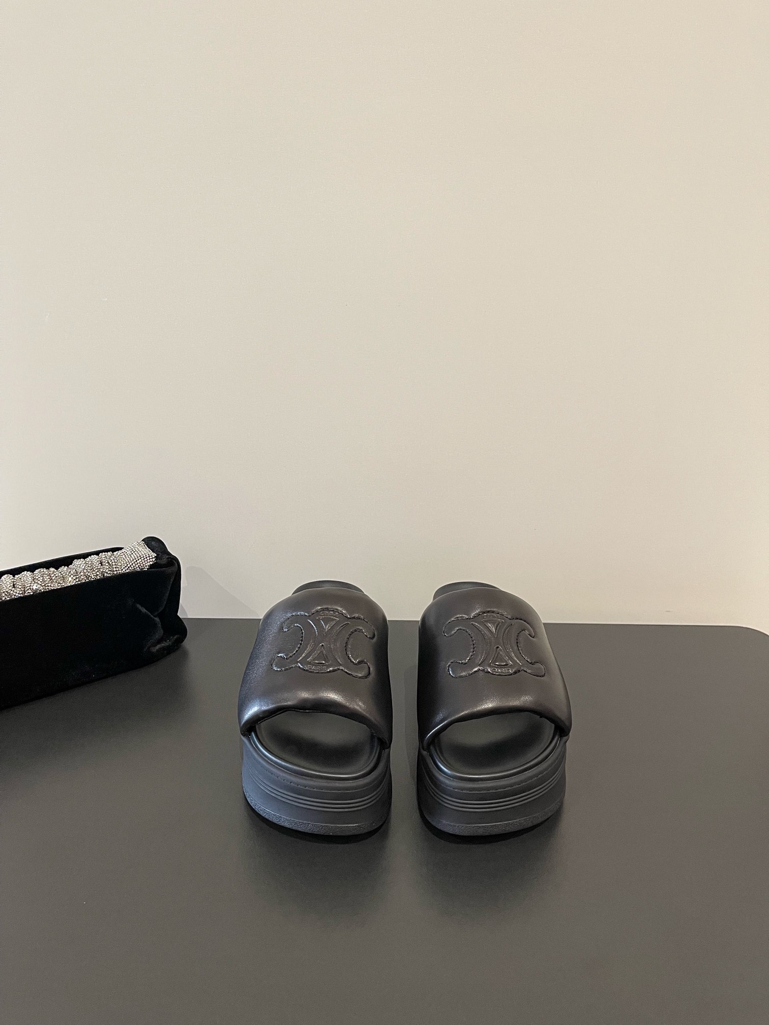 NO:407837,celine The latest Arc de Triomphe, Thickness, British style sandals, simple, atmospheric, fashionable, unpredictable, and classic that never fades away in the fashion circle. Retro British style, extraordinary temperament!  Fabric wash original material size 35-40 (40 customized), slippers, celine, sandals, slippers19860909celine 最新凯旋门 厚度 英伦风凉鞋拖 简约大气时髦耐看不过时 是时尚圈永不退潮的经典所在 复古的英伦风格 气质非凡 ！ 面料水洗原版材质 码数35-40（40 定制）,拖鞋,celine,sandals,slippers,Women's Shoes