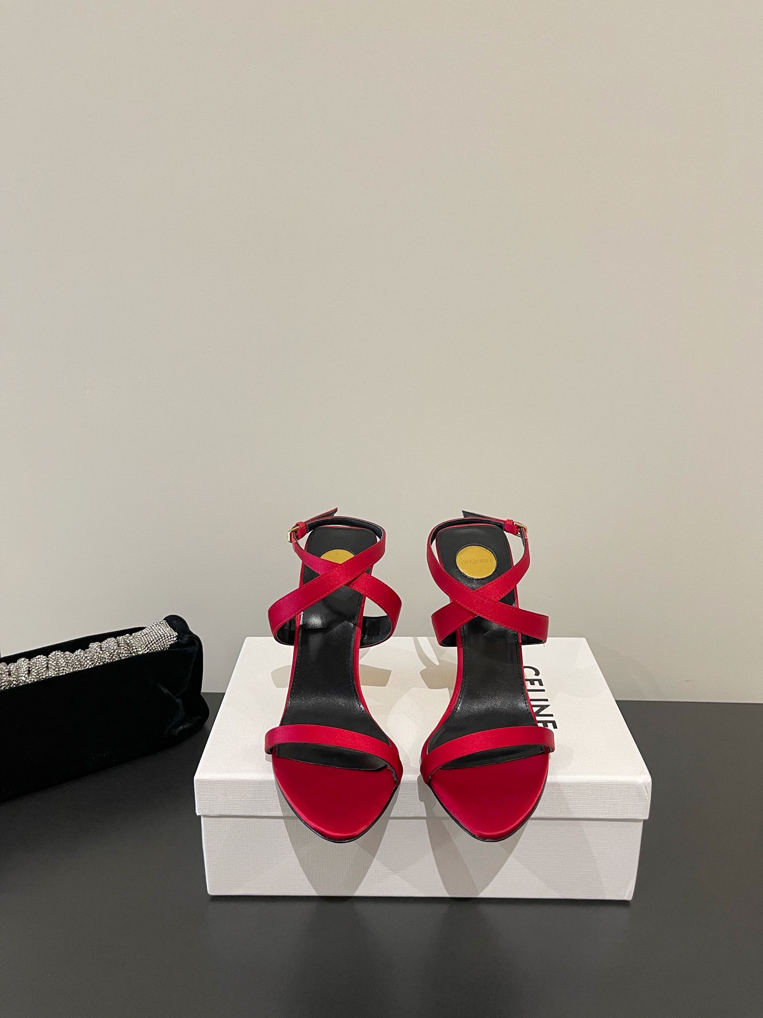 NO:407846,YSL Saint Laurent's latest heeled Roman high-heeled sandals with a simultaneous counter, and major celebrities and internet celebrities have put on their feet. The style is fashionable and versatile, simple and high-end, making elegance to the extreme, and the goddess style is full of the foot!  Imported silk surface of upper, imported sheepskin inside, heel height 10cm, outsole leather outsole, size 35-40 (40 custom made, no return or exchange), high heels, saint laurent, saint laurent, sandals, high heels, slippers, sheepskin, real silk, Leather soles19860909YSL 圣罗兰最新坡跟一字带罗马高跟凉鞋 专柜同步上新 各大明星网红纷纷上脚 款式时髦百搭 简约又高级 把优雅做到极致 上脚女神范爆棚！ 鞋面进口真丝面 内里进口羊皮 跟高10cm 大底真皮大底 码数35-40（40 订做不退换）,高跟鞋拖鞋,saint laurent,saint laurent,sandals,high heels,slippers,sheepskin,real silk,Leather soles,Women's Shoes