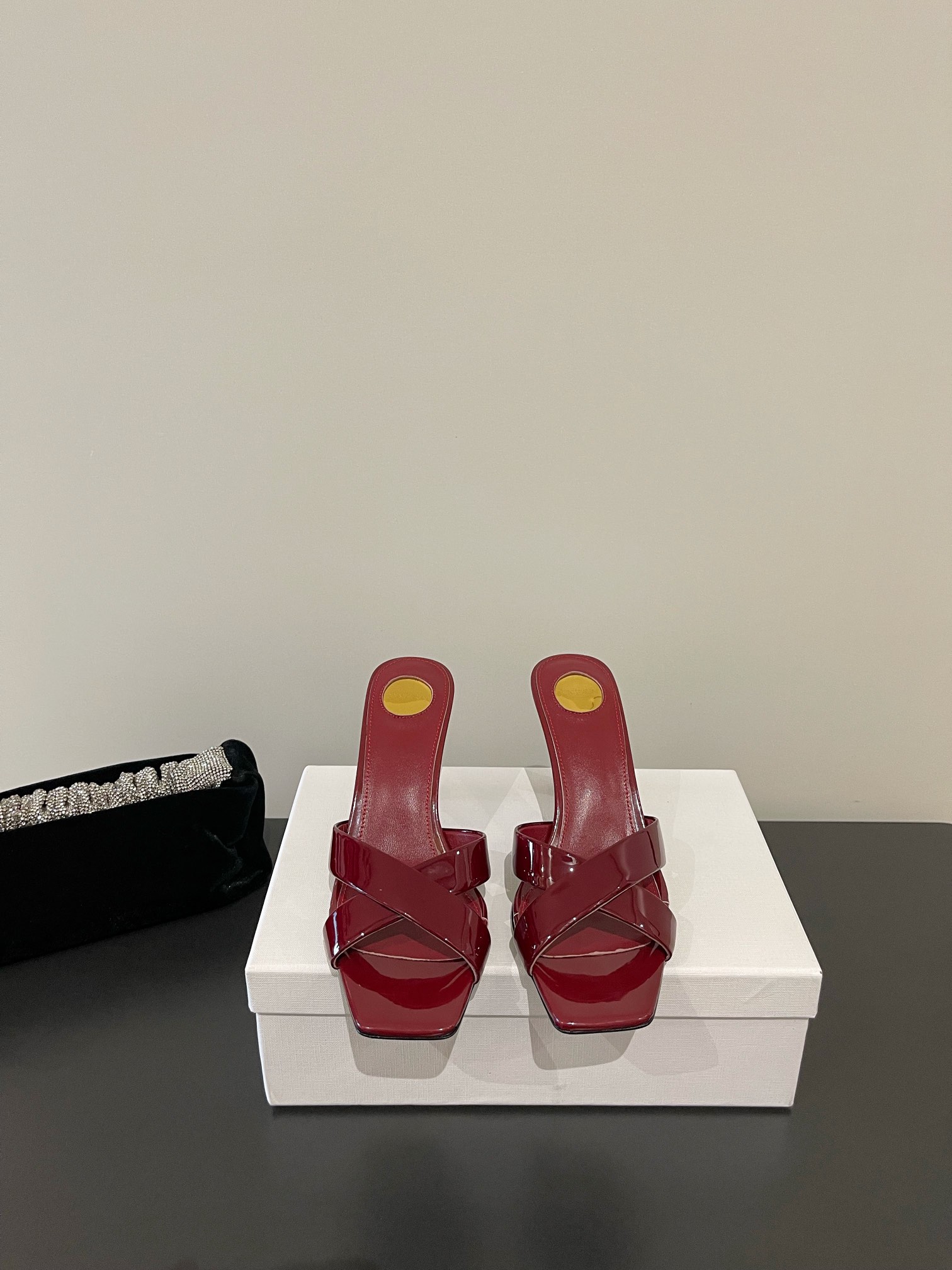 NO:407842,YSL Saint Laurent's latest silk cross, small heel sandals and slippers, the counter is launched simultaneously, and major celebrities and internet celebrities are putting their feet on the feet. The style is fashionable and versatile, simple and high-end, making elegance to the extreme, and the goddess style is full of the foot!  Imported silk surface of upper, imported sheepskin inside, heel height 6.5cm, outsole leather outsole, size 35-40 (40 custom made, no return or exchange), high heels, saint laurent, saint laurent, sandals, high heels, slippers, sheepskin, real silk, Leather soles19860909YSL 圣罗兰最新真丝交叉 小跟凉鞋拖鞋 专柜同步上新 各大明星网红纷纷上脚 款式时髦百搭 简约又高级 把优雅做到极致 上脚女神范爆棚！ 鞋面进口真丝面 内里进口羊皮 跟高6.5cm 大底真皮大底 码数35-40（40 订做不退换）,高跟鞋拖鞋,saint laurent,saint laurent,sandals,high heels,slippers,sheepskin,real silk,Leather soles,Women's Shoes