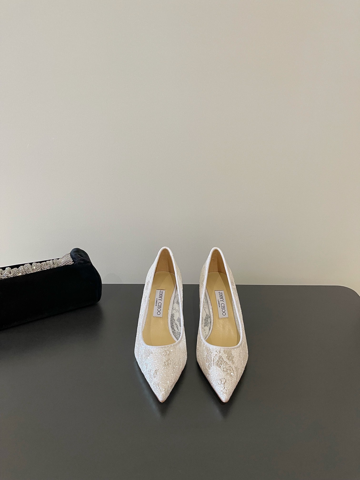 NO:407840,(The highest version) Jimmy Choo The highest quality Latest lace crystal single shoes Synchronous counter Featured exquisite Comfortable and casual Sweetness Easy to satisfy without any relief Blingbling Comes a noble and elegant atmosphere, shining without vulgarity!  The shoe shape is very modified with the foot shape, the smooth lines show a sense of high-end feeling, and the foot is exquisite and age-reducing!  Imported sheepskin in the inner lining, Italian leather outsole Heel height 6.5cm / 8.5cm Size35-41 (40 41 custom made without return), high heels single shoes, jimmy choo, high heels, sheepskin, Leather soles19860909（最高版本） Jimmy Choo 最高品质 最新蕾丝水晶单鞋 同步专柜 主打精致 舒适度休闲 甜美  无解风都轻松满足 blingbling 迎面扑来高贵典雅的气息,闪亮不显庸俗！鞋型非常修饰脚型,流畅线条尽显高级感,上脚精致又减龄！ 内里进口羊皮, 意大利真皮大底 跟高6.5cm /8.5cm Size35-41（40 41订做不退换）,高跟鞋单鞋,jimmy choo,high heels,sheepskin,Leather soles,Women's Shoes