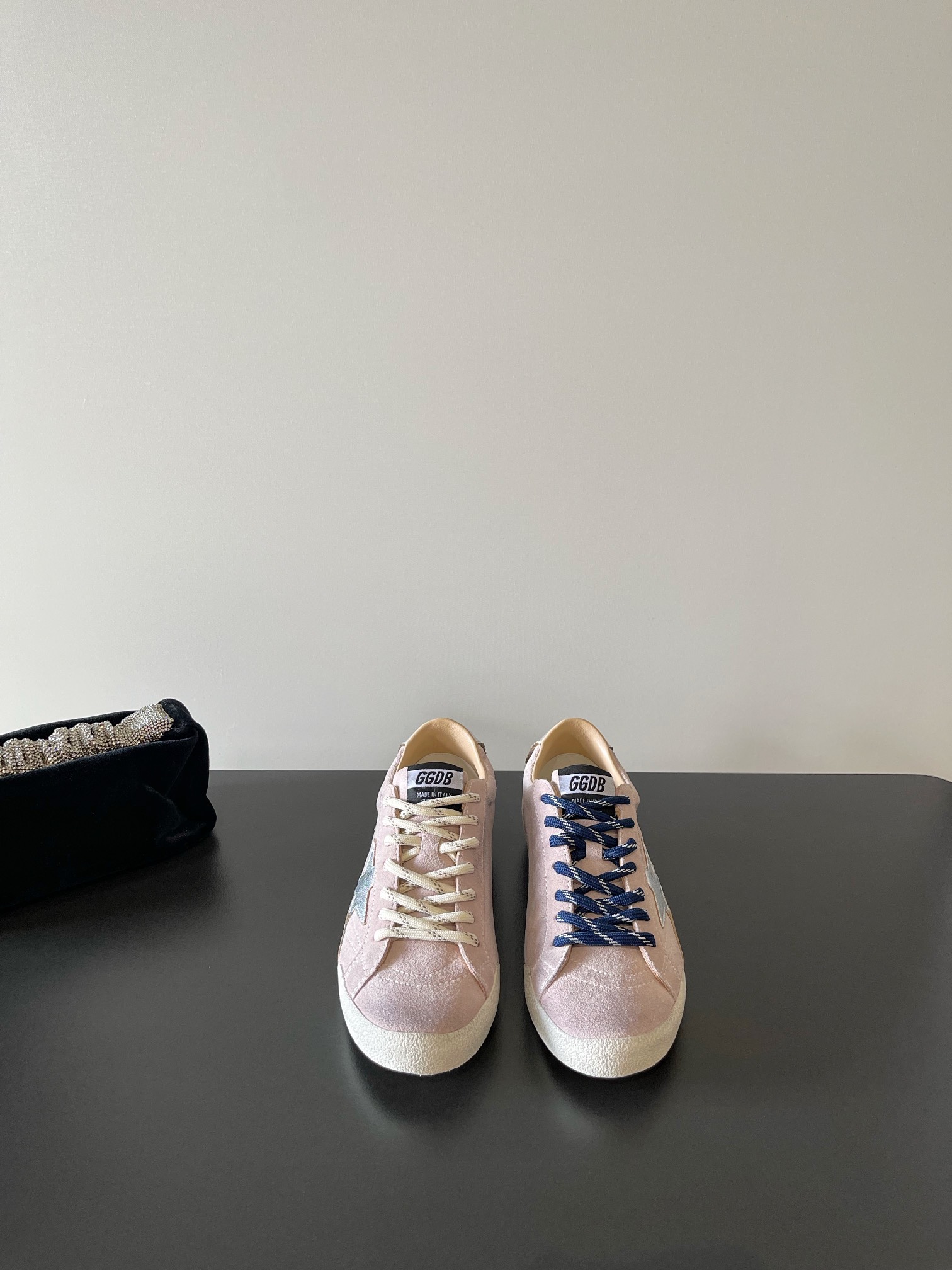 NO:407836,GGDB brand new dirty shoes. Whether it is matched with casual wear and add highlights to the extremely heavy Miu shoelaces, you can easily control it. You may as well choose a pair. Customized imported calfskin/beef velvet. Customized sheepskin. Sole open-mold genuine leather sole. Color white, brown, pink. Heel high flat sole. Size 35-39 (40 custom made without return and exchange!), casual shoes/sports shoes, miumiu, sneakers, cowhide, sheepskin, Leather soles19860909GGDB 全新小脏鞋 无论是搭配休闲装·还是为miu味极重鞋带增添亮点·都能轻松驾驭不妨选择一双 鞋面定制进口小牛皮/牛绒 内里订制绵羊皮 鞋底开模真皮大底 颜色白、棕、粉 跟高平底 码数35-39（40定做不退换！）,休闲鞋/运动鞋,miumiu,sneakers,cowhide,sheepskin,Leather soles,Women's Shoes