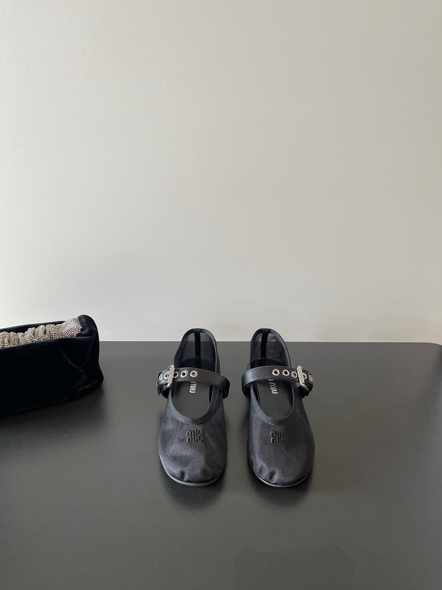 NO:415863,Miumiu Latest Mary Jane Mesh belt buckle Show leather sandals Bloggers Various bloggers are particularly amazed by the new season of old series. One of the ones that you will never regret when you close your eyes. It can be salty or sweet. Customized imported mesh on the upper. Imported sole imported original outsole. Color black, gray, white. Heel height: flat sole. Size 35-39 (40 custom made without return). Mary Jane, miumiu, sandals, mary jane19860909miumiu 最新玛丽珍 网纱 皮带扣 走秀真皮凉鞋 各路博主着用全新一季做旧系列上脚尤为惊艳到你的一款闭眼入都是不会后悔·搭配还是可咸可甜 鞋面定制进口网面 鞋底进口原版大底 颜色黑、灰、白 跟高:平底 码数35-39（40订做不退换）,玛丽珍,miumiu,sandals,mary jane,Women's Shoes