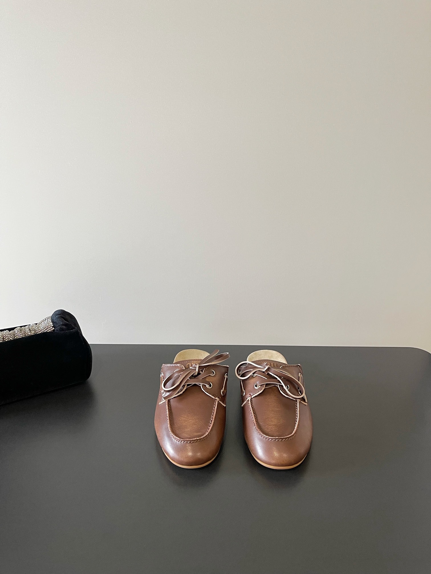 NO:415855,Miumiu latest retro loafer semi-trail laces, simple slippers. Bloggers from all walks of life are particularly amazing to use the new season of old series. You won’t regret it when you close your eyes. It can be salty or sweet. Custom imported cowhide. Soles imported original outsole. Heel height: flat sole. Size 35-39 (40 custom made without return or exchange), semi-trail, miumiu, loafers, slippers, cowhide19860909miumiu 最新 复古乐福半拖系带 简约 拖鞋 各路博主着用全新一季做旧系列上脚尤为惊艳到你的一款闭眼入都是不会后悔·搭配还是可咸可甜 鞋面定制进口牛皮 鞋底进口原版大底 跟高:平底 码数35-39（40订做不退换）,半拖,miumiu,loafers,slippers,cowhide,Women's Shoes