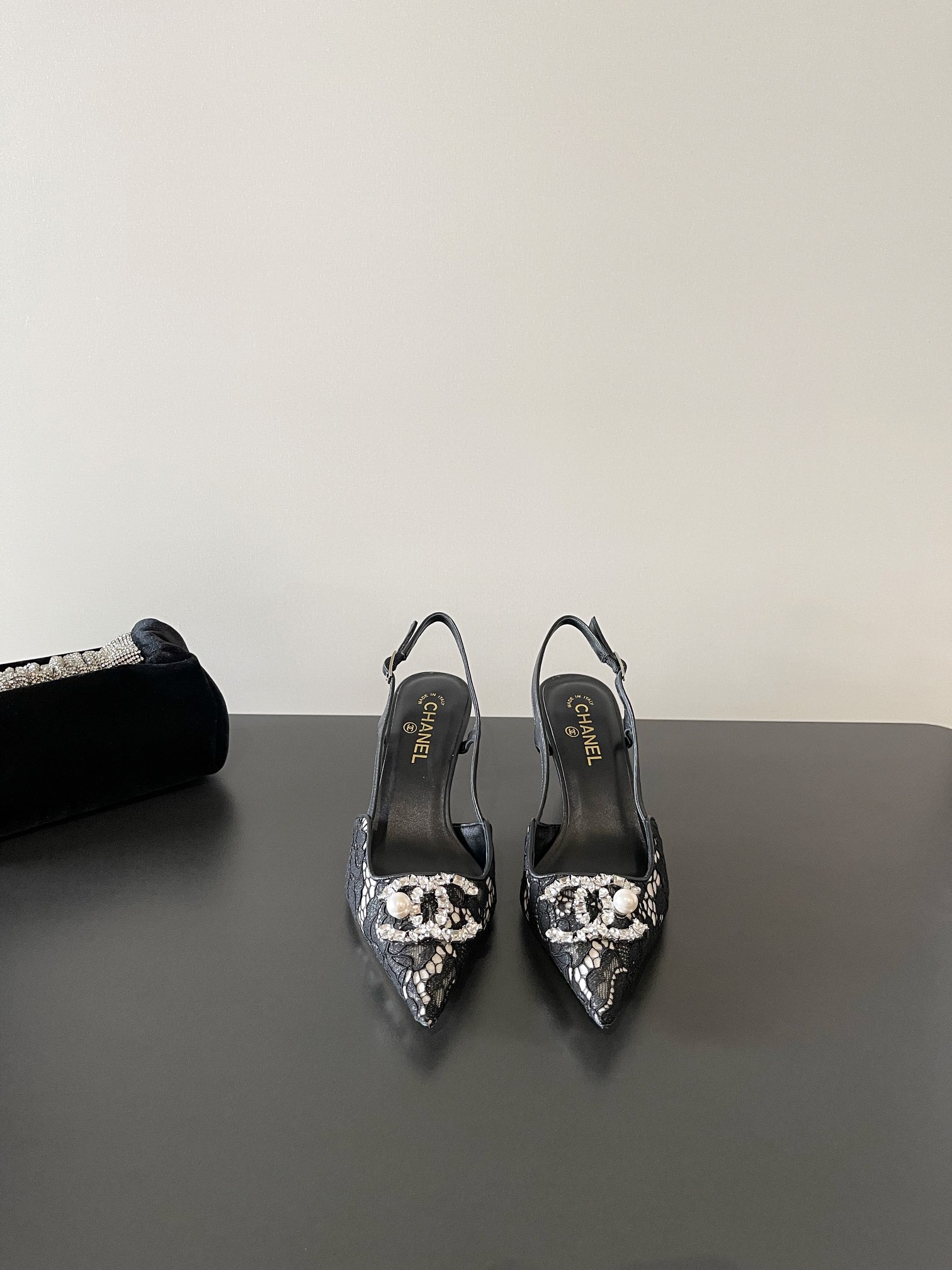 NO:415847,Chanel's latest lace diamond buckle pointed-toe high-heeled sandals and single shoes, the counter is launched simultaneously, and major celebrities and internet celebrities are putting their feet on the feet. The style is fashionable and versatile, simple and high-end, making elegance to the extreme, and the goddess style is full of the foot!  Imported lace on the upper, imported sheepskin in the inner, heel height 8.5cm, outsole leather outsole size 35-39, high heels sandals, chanel, sandals, high heels, sheepskin, Leather soles19860909chanel 最新蕾丝钻扣尖头后空高跟凉鞋单鞋 专柜同步上新 各大明星网红纷纷上脚 款式时髦百搭 简约又高级 把优雅做到极致 上脚女神范爆棚！ 鞋面进口蕾丝 内里进口羊皮 跟高8.5cm 大底真皮大底 码数35-39,高跟鞋凉鞋,chanel,sandals,high heels,sheepskin,Leather soles,Women's Shoes