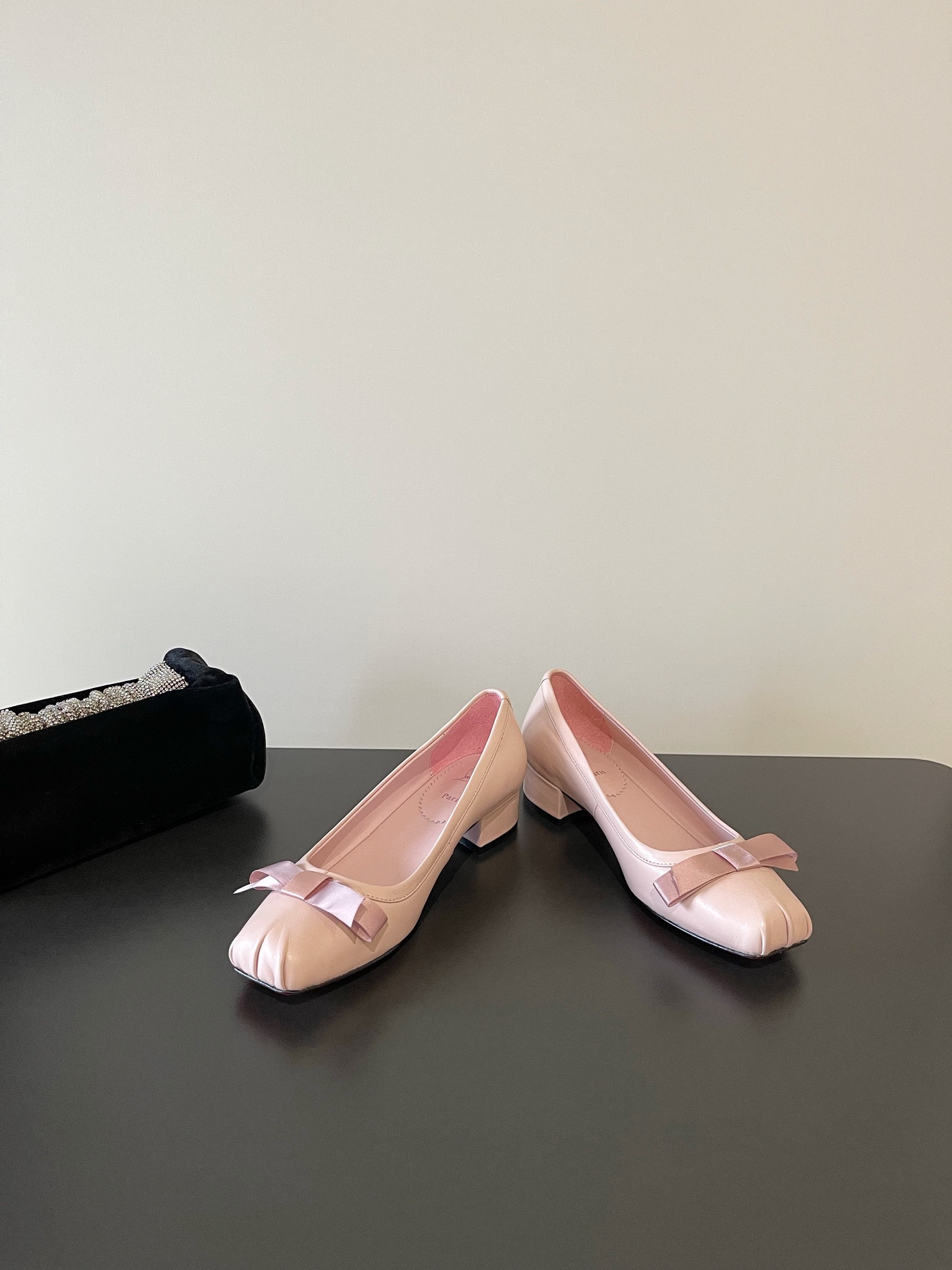 Summer Comfort: Christian Louboutin’s New Collection in Sheepskin and Cowboy Cloth - 图片 2