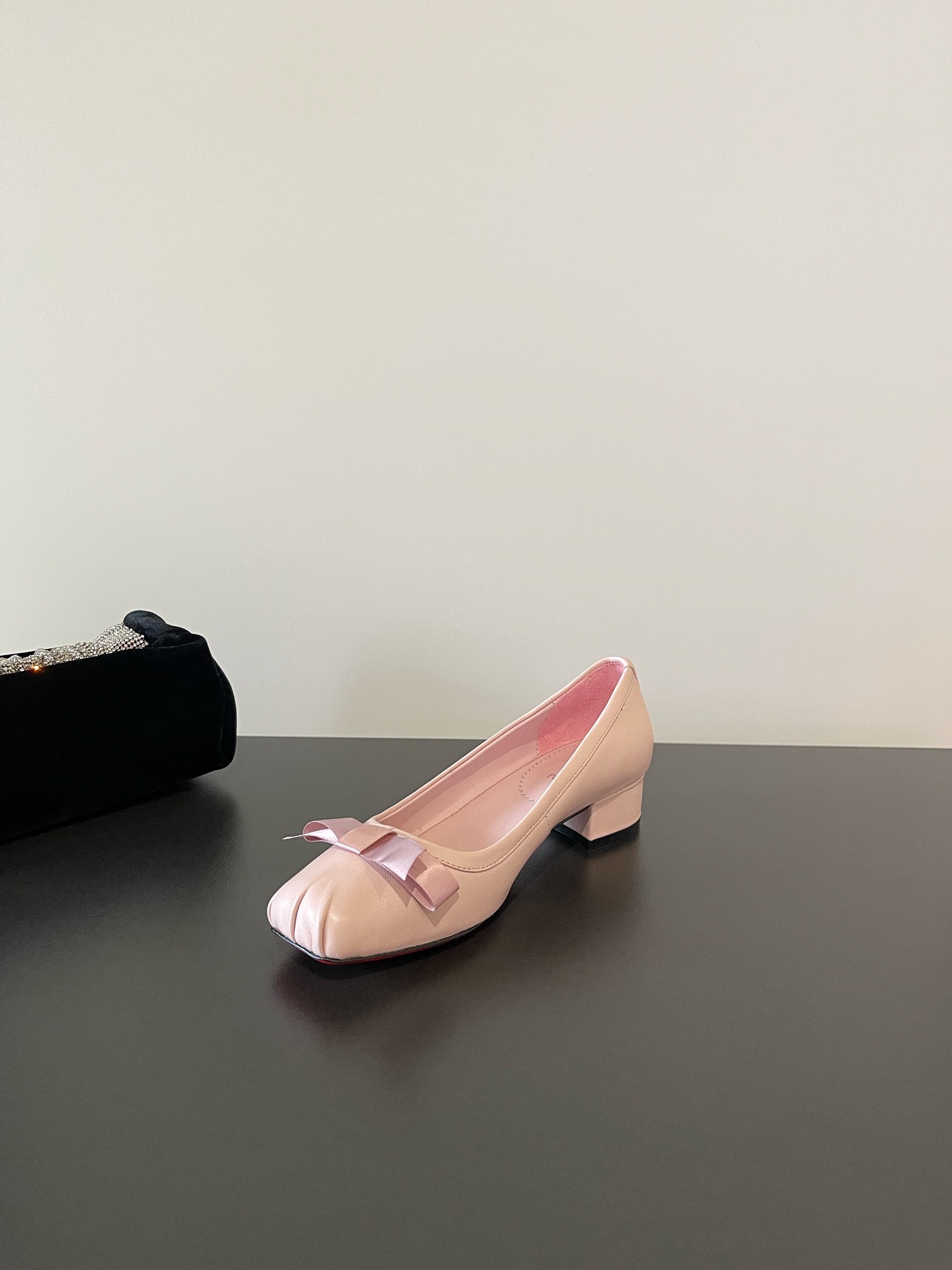 Summer Comfort: Christian Louboutin’s New Collection in Sheepskin and Cowboy Cloth - 图片 8