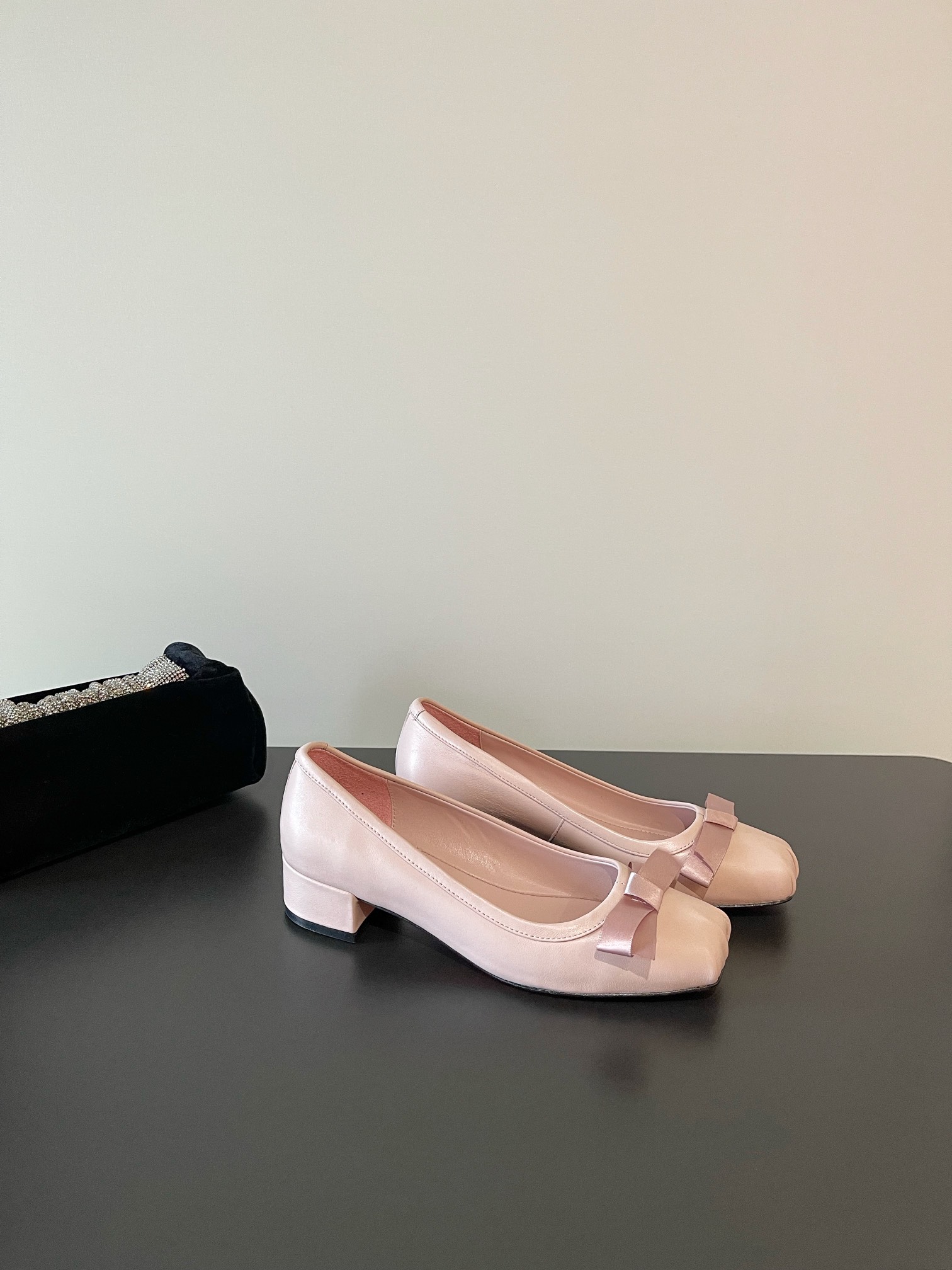 Summer Comfort: Christian Louboutin’s New Collection in Sheepskin and Cowboy Cloth - 图片 4