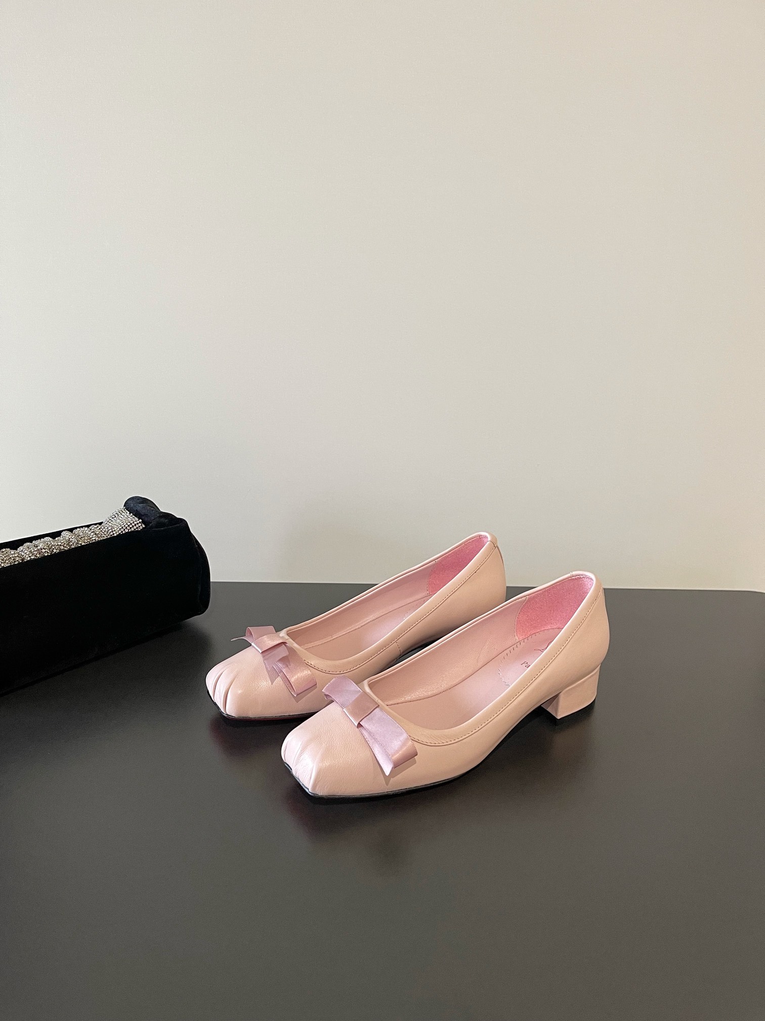 Summer Comfort: Christian Louboutin’s New Collection in Sheepskin and Cowboy Cloth - 图片 3