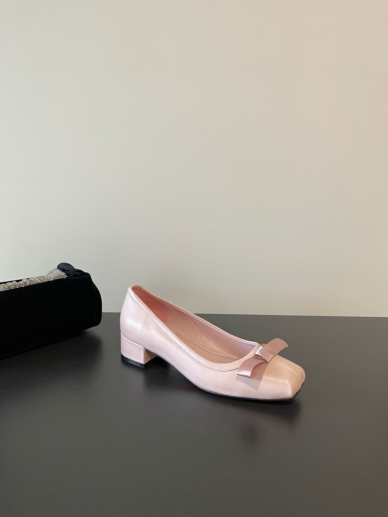 Summer Comfort: Christian Louboutin’s New Collection in Sheepskin and Cowboy Cloth - 图片 7