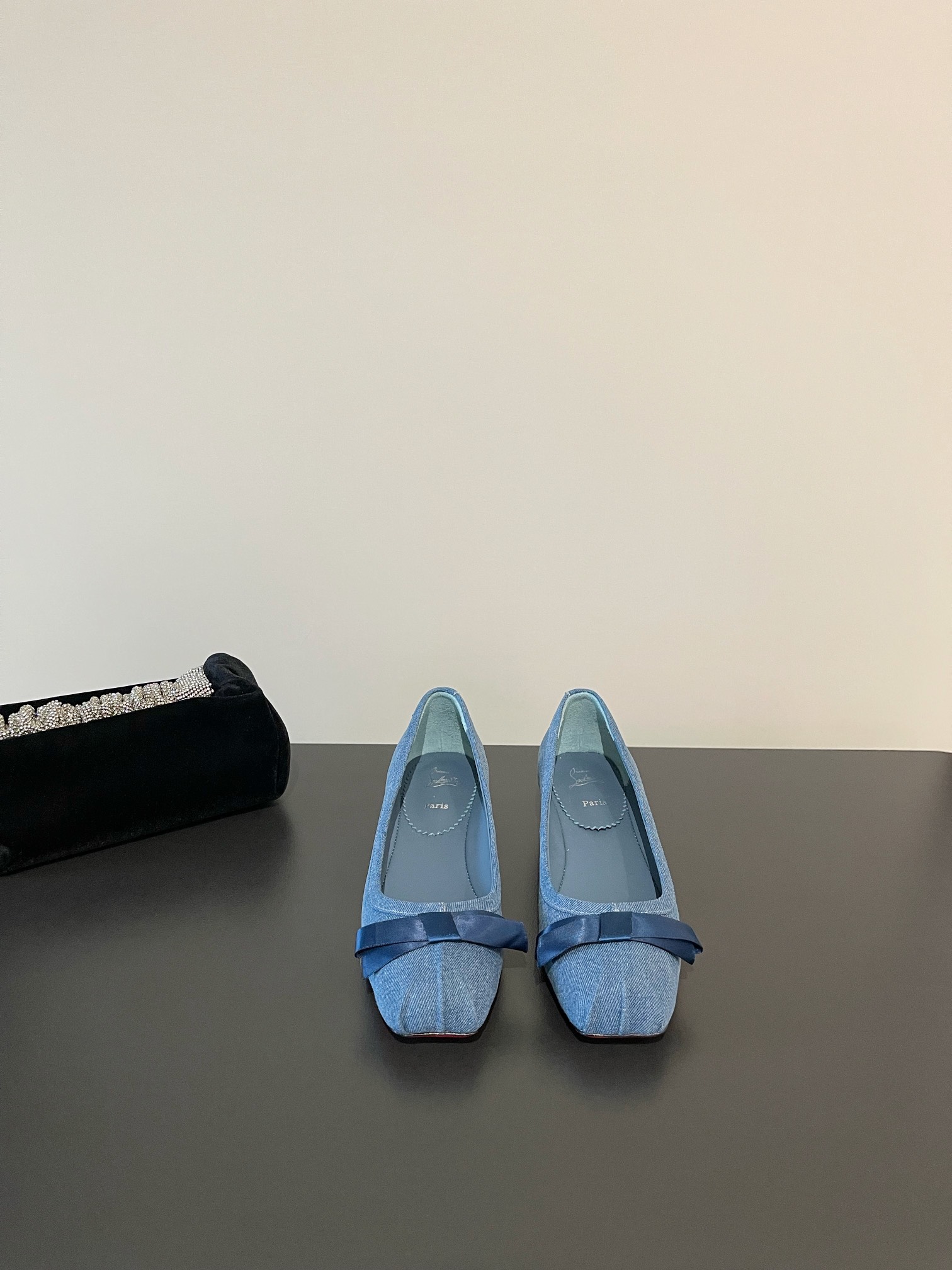 NO:415828,Cistian Loubouti CL spring and summer new style, bow, Mary Jane small thick heel, single shoes. The design is simple and atmospheric, and it is very comfortable and beautiful on the feet. It is very tasteful and fairy-like, allowing you to spend this beautiful summer!  The upper is made of original imported sheepskin/imported denim, inner footbed cowhide, heel height 4cm, outsole, original Italian imported genuine leather outsole, size 35-39 (40.41 custom made without return), high heels, mary jane, high heels, cowhide, sheepskin, Leather soles19860909Cistian Loubouti CL春夏新款 蝴蝶结 玛丽珍小粗跟 单鞋 与这款设计比较简单大气,上脚是非常舒适好看的 非常的有品位,非常仙女范,让你度过这美美一夏！ 鞋面采用原版进口羊皮/进口牛仔布 内里垫脚牛皮 跟高4cm 大底原版意大利进口真皮大底 码数35-39（40.41定制不退换）,高跟鞋单鞋,mary jane,high heels,cowhide,sheepskin,Leather soles,Women's Shoes