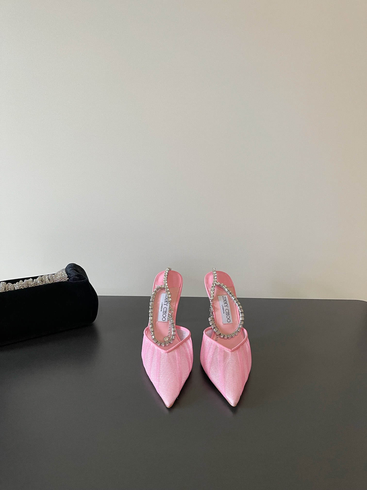 NO:415858,Jimmy Choo The highest quality latest classic diamond chain, mesh, lace, heavy craftsmanship crystal shoes, synchronous counter, specialty, exquisite, comfortable and casual, sweet, easy to satisfy without any detachment, blingblingbling comes with a noble and elegant atmosphere, shining and not vulgar!  The shoe shape is very modified with the foot shape, the smooth lines show a sense of high-end feeling, and the foot is exquisite and age-reducing!  Imported sheepskin in the inner lining, Italian leather outsole Heel height 8.5cm Size35-42 (34 40 41 42 custom made without return), high heels sandals, jimmy choo, sandals, high heels, sheepskin, Leather soles19860909Jimmy Choo 最高品质 最新经典钻石链条 网纱 蕾丝 重工艺水晶单鞋 同步专柜 主打精致 舒适度休闲 甜美  无解风都轻松满足 blingbling 迎面扑来高贵典雅的气息,闪亮不显庸俗！鞋型非常修饰脚型,流畅线条尽显高级感,上脚精致又减龄！ 内里进口羊皮, 意大利真皮大底 跟高8.5cm Size35-42（34 40 41 42订做不退换）,高跟鞋凉鞋,jimmy choo,sandals,high heels,sheepskin,Leather soles,Women's Shoes