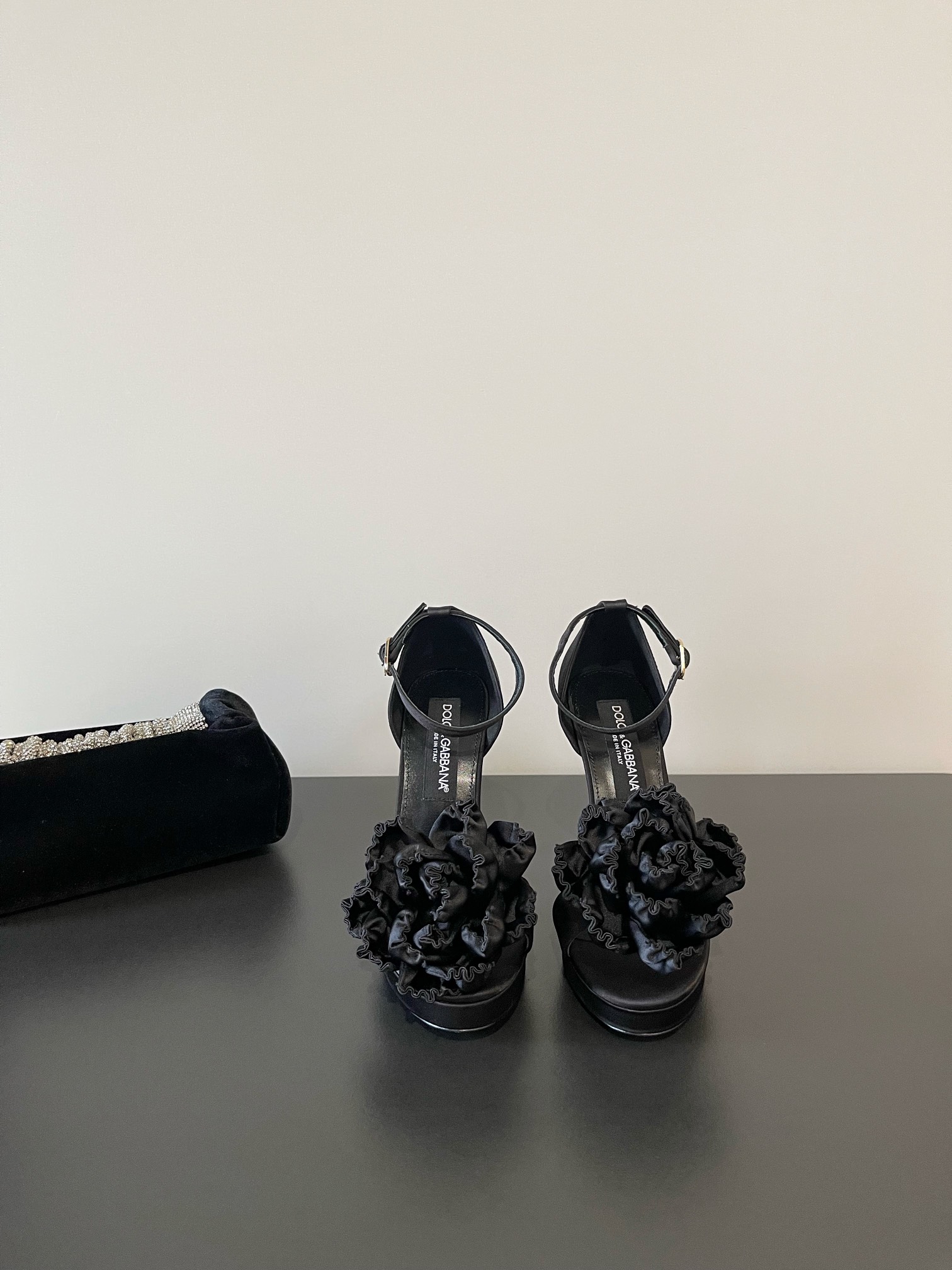 NO:415814,D&G Dolce & Gabbana's latest silk one-length flower thick-soled high-heeled sandals, super high-heeled open-toed sandals, lines, style, visible high-end sense, non-market currency comparable, DG Dolce & Gabbana's show direct hit, synchronous update!  Imported silk upper, inner sheepskin/foot pad, heel height 10cm Size35-41 (customized for 40 41), high heels sandals, Dolce&Gabbana, Dolce&Gabbana, sandals, high heels, sheepskin, real silk19860909D&G杜嘉班纳最新真丝一字带花朵厚底高跟凉鞋 超高跟露趾凉拖 线条 版型 看得到的高级感 非市场通货可比 DG杜嘉班纳秀场直击 同步更新 ！ 鞋面进口真丝面 内里羊皮/垫脚 跟高10cm Size35-41（40 41定做）,高跟鞋凉鞋,Dolce&Gabbana,Dolce&Gabbana,sandals,high heels,sheepskin,real silk,Women's Shoes