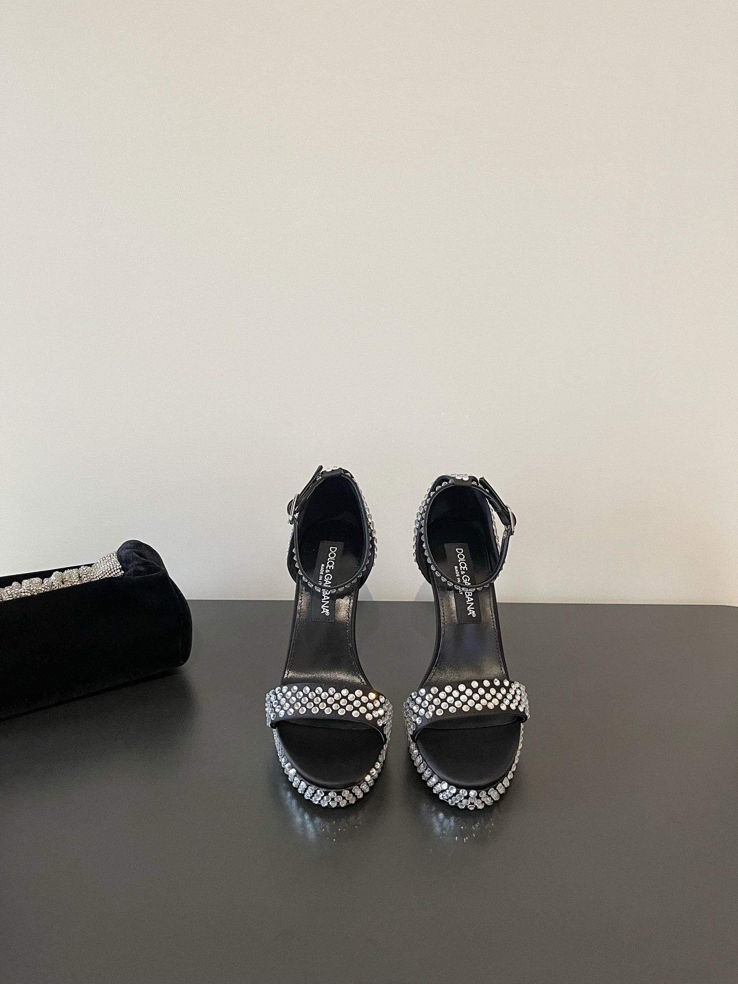 NO:415821,D&G Dolce & Gabbana's latest silk one-strip ironing diamond thick-soled high-heeled sandals, super high-heeled open-toed sandals, lines, style, visible high-end sense, non-market currency comparable DG Dolce & Gabbana's show direct hit, synchronous update!  Imported silk upper, inner sheepskin/foot pad, heel height 10cm Size35-41 (customized for 40 41), high heels sandals, Dolce&Gabbana, Dolce&Gabbana, sandals, high heels, sheepskin, real silk19860909D&G杜嘉班纳最新真丝一字带烫钻厚底高跟凉鞋 超高跟露趾凉拖 线条 版型 看得到的高级感 非市场通货可比 DG杜嘉班纳秀场直击 同步更新 ！ 鞋面进口真丝面 内里羊皮/垫脚 跟高10cm Size35-41（40 41定做）,高跟鞋凉鞋,Dolce&Gabbana,Dolce&Gabbana,sandals,high heels,sheepskin,real silk,Women's Shoes