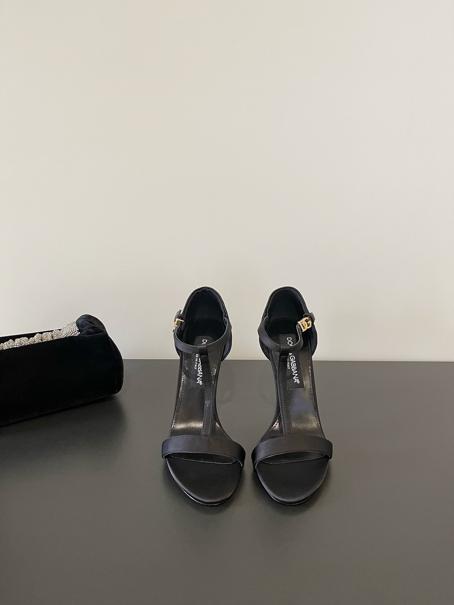 NO:437493,D&G Dolce & Gabbana's latest silk sandals, high heel sandals, super high heel open-toed sandals, lines, style, visible high-end sense, non-market currency comparable DG Dolce & Gabbana's show direct hit, synchronous update!  Imported silk upper, inner sheepskin/foot pad, heel height 10cm Size35-41 (customized for 40 41), high heels sandals, Dolce&Gabbana, Dolce&Gabbana, sandals, high heels, sheepskin, real silk19860909D&G杜嘉班纳最新真丝凉鞋 高跟凉鞋 超高跟露趾凉拖 线条 版型 看得到的高级感 非市场通货可比 DG杜嘉班纳秀场直击 同步更新 ！ 鞋面进口真丝面 内里羊皮/垫脚 跟高10cm Size35-41（40 41定做）,高跟鞋凉鞋,Dolce&Gabbana,Dolce&Gabbana,sandals,high heels,sheepskin,real silk,Women's Shoes