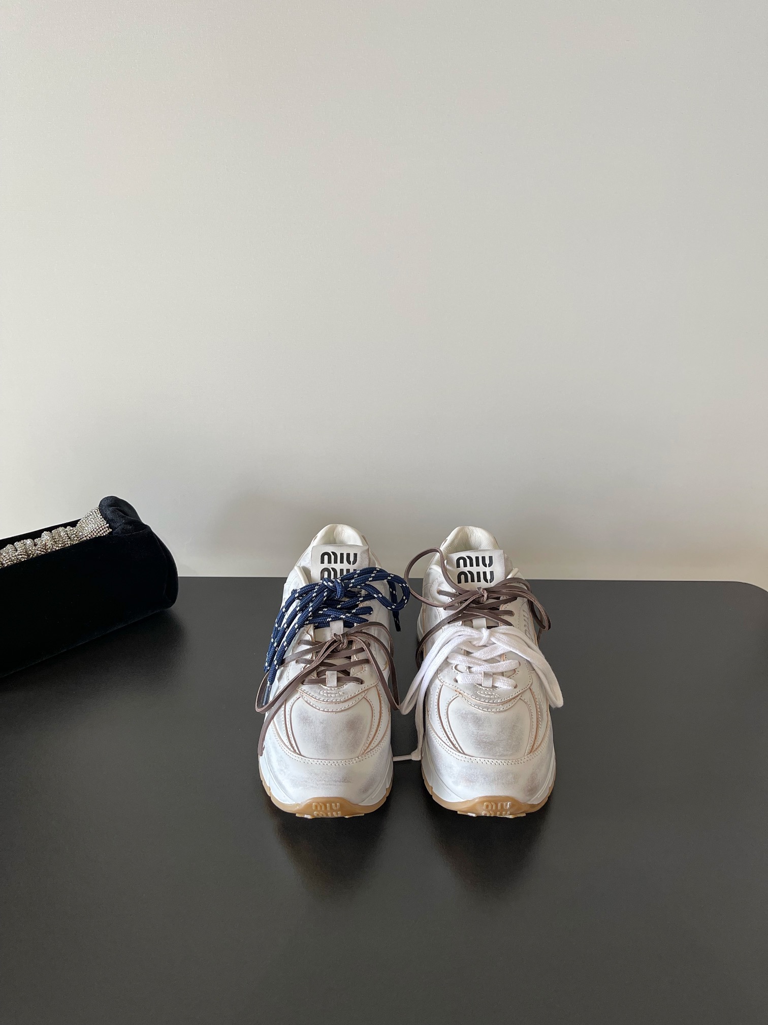 NO:437479,Miumiu latest old thick-soled casual sneakers. Miu accessories have become a hot new artifact recently. Celebrities will try on and order them very well. Super casual and versatile. You won’t regret it when you close your eyes (ZP develops and customizes the real version of the sole) Customized imported calfskin foot pad: open mold foot pad·add 3cm internally. Sole ZP open mold sole size 35-39 (40 can be customized without return and exchange), casual shoes/sports shoes, miumiu, sneakers, cowhide19860909miumiu 最新做旧厚底休闲运动鞋  近期miu配饰再次喧起热潮神器·各路明星订货会试穿订购火爆 超级休闲百搭 闭眼入都是不会后悔（ZP开发订制真正对版大底） 鞋面定制进口小牛皮 垫脚:开模垫脚·内增3cm 鞋底ZP开模大底 码数35-39 (40可定做不退换),休闲鞋/运动鞋,miumiu,sneakers,cowhide,Women's Shoes