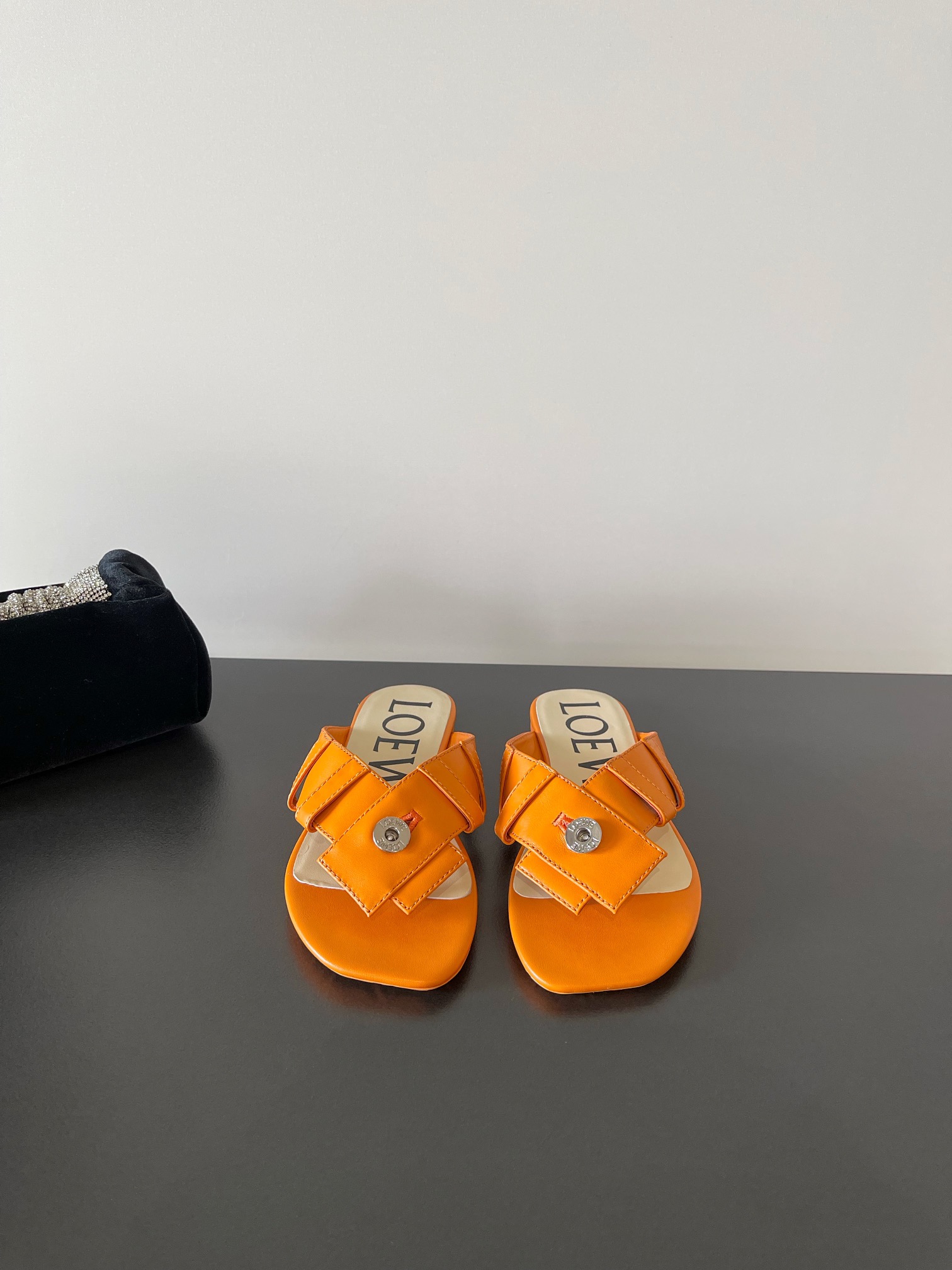 NO:437537,LOEW* Latest New Toe Button Leather Slippers Classic Belt Buttons and Anti-Slip Marking of Anaram Sole!  For the next summer, a versatile slipper for C position· suitable for any occasion·Eye-closed (note that there is no color difference in P leather) Customized sheepskin upper imported leather injection molded sole Color orange, black, white Size 35-39, split-toe shoes, loewe, slippers, sheepskin19860909LOEW*最新全新夹趾纽扣皮拖鞋 经典腰带纽扣和鞋底Anaram标识的防滑纹！为接下来夏日 C位一款百搭拖鞋·适用任何场合·闭眼入（注意P皮料无色差） 鞋面定制羊皮 鞋底进口真皮注塑大底 颜色橙、黑、白 码数35-39,分趾鞋,loewe,slippers,sheepskin,Women's Shoes