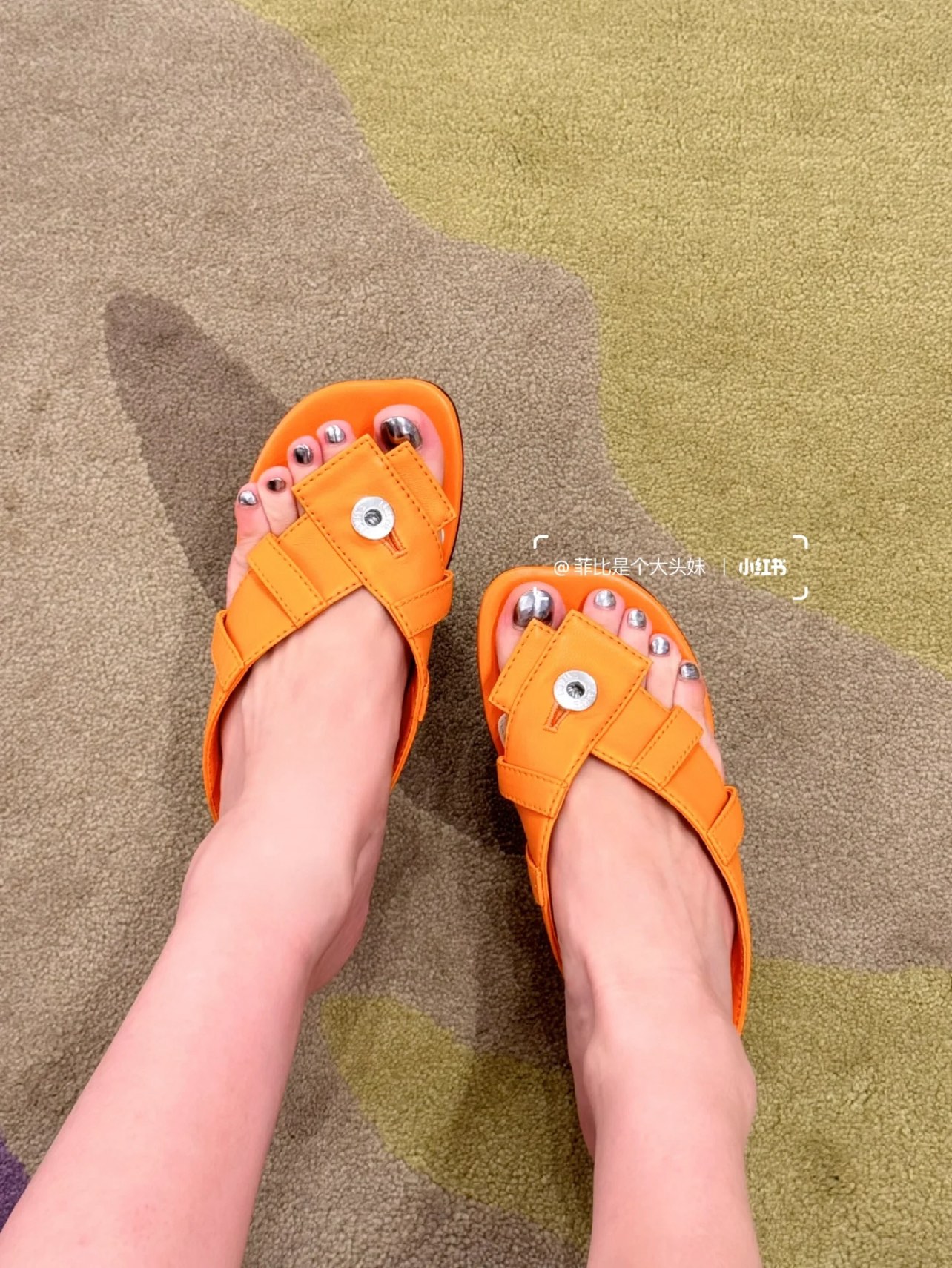 NO:437472,Picture of foot, split toe shoes19860909上脚图,分趾鞋,Women's Shoes