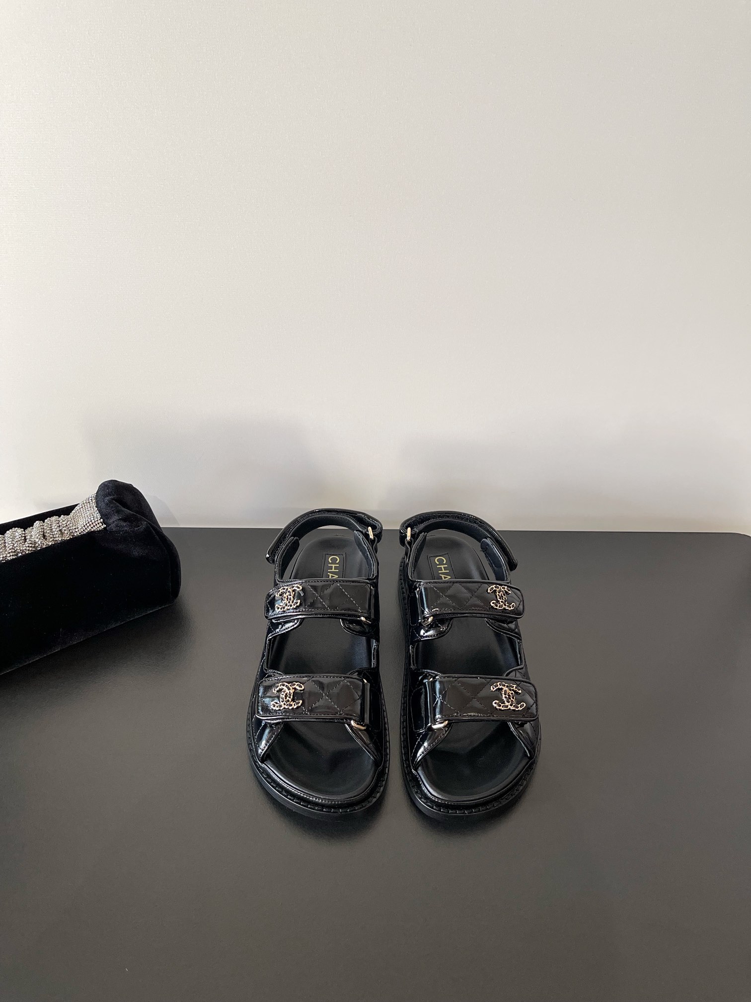 NO:437518,Chanel latest, high-quality, beach velcro, retro sandals, counters are launched simultaneously, major celebrities and internet celebrities are putting their feet on the feet, fashionable and versatile style, simple and high-end, making elegance to the extreme, and the goddess style is full of the foot!  Imported sheepskin upper imported sheepskin inner lining outsole size 35-41 (black and white), sandals, chanel, sandals, sheepskin, Leather soles19860909chanel 最新 高品质 沙滩魔术贴 复古凉鞋 专柜同步上新 各大明星网红纷纷上脚 款式时髦百搭 简约又高级 把优雅做到极致 上脚女神范爆棚！ 鞋面进口羊皮 内里进口羊皮 大底真皮大底 码数35-41（黑 白色）,凉鞋,chanel,sandals,sheepskin,Leather soles,Women's Shoes