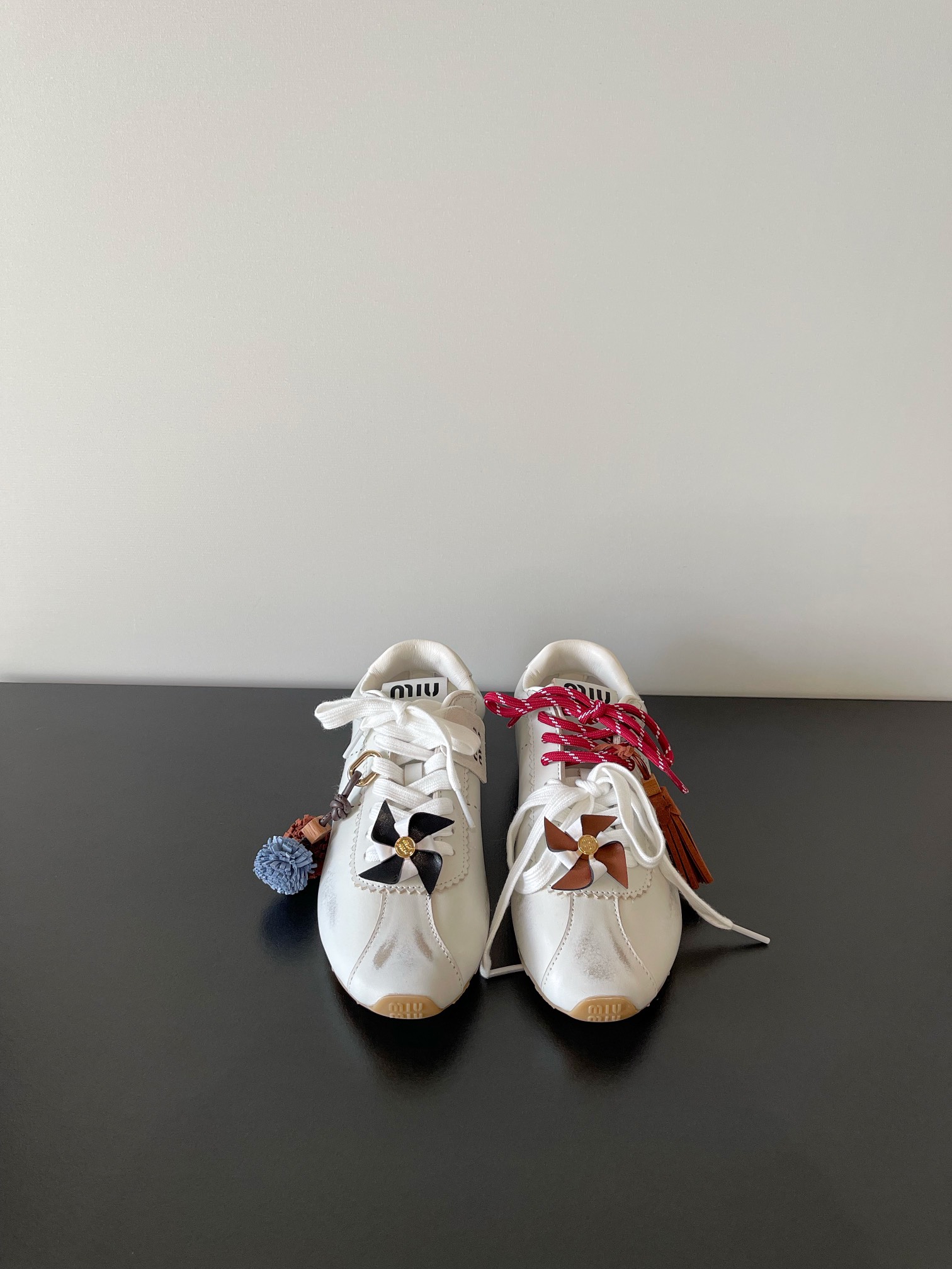 NO:437484,(No need to lose 10 pendants, no need to lose 10 airplane boxes) miumiu Latest early spring Europe and America Retro Fashion, Forrest Gump Casual Shoes and Shoes Original Top Replica, Special Release of the counter, The fabric is specially supplied with imported calfskin. The whole pair of shoes is very textured, the inner footbed is imported cowhide, imported original outsole, simple and fashionable, and the feet look very delicate!  Size 35-41 (40 41 custom made without return), casual shoes/sports shoes, miumiu, sneakers, cowhide19860909（不要挂件少10 不要飞机盒少10） miumiu 最新早春欧美 复古 时尚 德训 阿甘 休闲鞋板鞋  原版顶级复刻 专柜同步发售 面料采用特供进口小牛皮面 整双鞋就是非常显质感 内里垫脚牛皮 进口原版大底 款式简约时尚 上脚十分显秀气 ！ Size 35-41（40 41定做不退换）,休闲鞋/运动鞋,miumiu,sneakers,cowhide,Women's Shoes