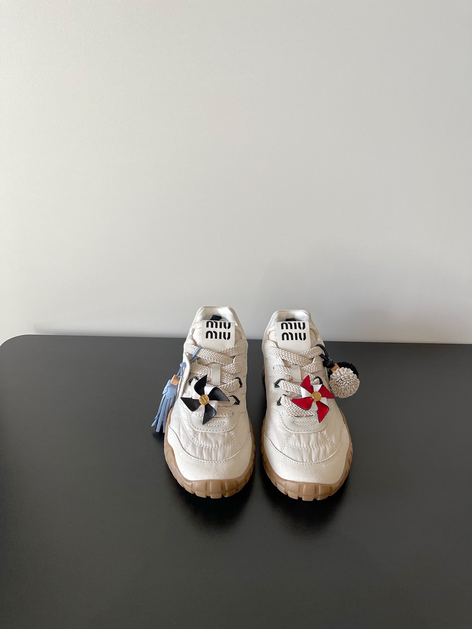 NO:437497,(No need to lose 10 pendants, no need to lose 10 airplane boxes) miumiu Latest early spring Europe and America Retro Fashion, Forrest Gump Casual Shoes and Shoes Original Top Replica, Special Release of the counter, The fabric is specially supplied with imported calfskin. The whole pair of shoes is very textured, the inner footbed is imported cowhide, imported original outsole, simple and fashionable, and the feet look very delicate!  Size 35-41 (40 41 custom made without return), casual shoes/sports shoes, miumiu, sneakers, cowhide19860909（不要挂件少10 不要飞机盒少10） miumiu 最新早春欧美 复古 时尚 德训 阿甘 休闲鞋板鞋  原版顶级复刻 专柜同步发售 面料采用特供进口小牛皮面 整双鞋就是非常显质感 内里垫脚牛皮 进口原版大底 款式简约时尚 上脚十分显秀气 ！ Size 35-41（40 41定做不退换）,休闲鞋/运动鞋,miumiu,sneakers,cowhide,Women's Shoes