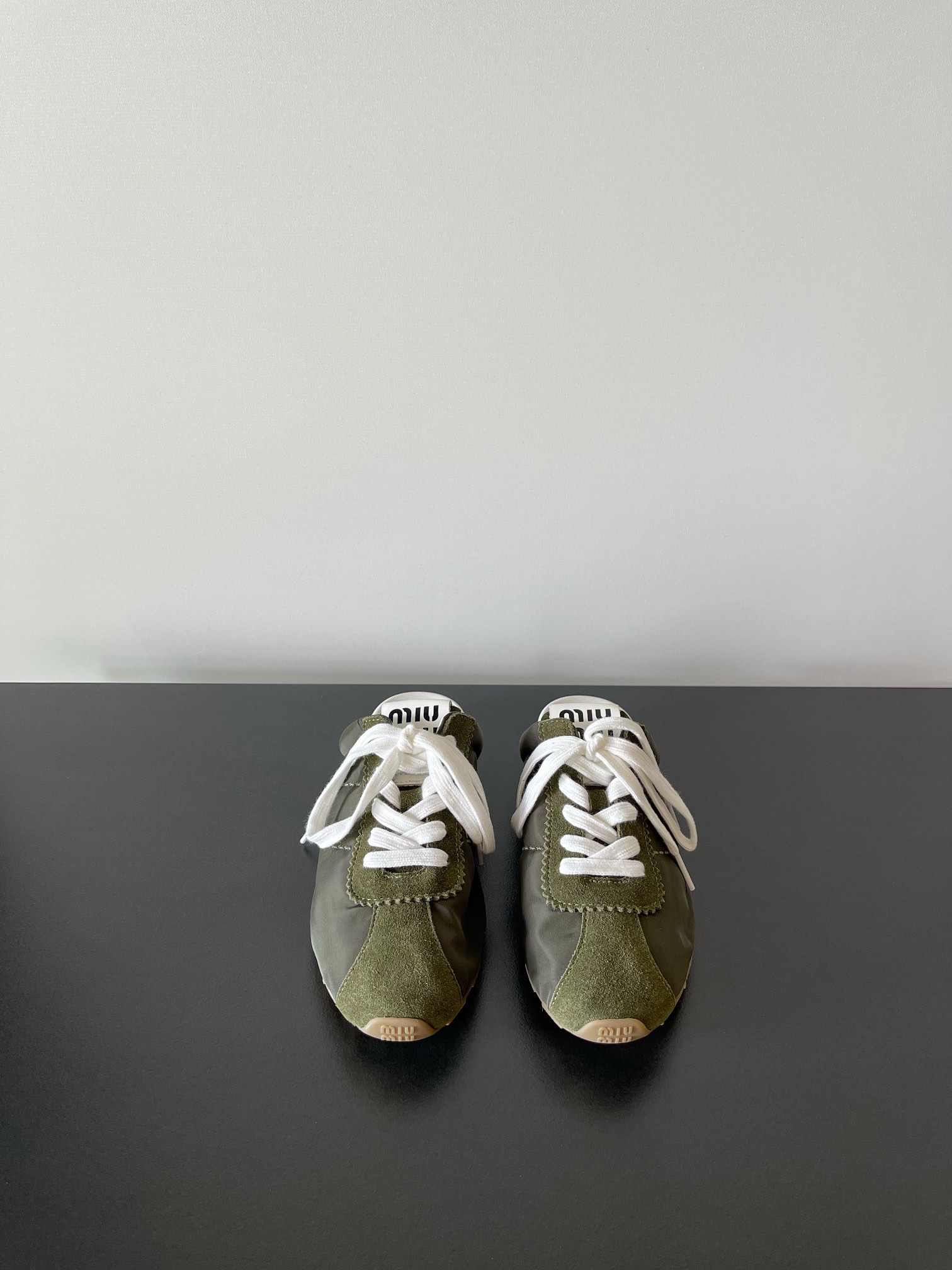 NO:437463,(Aircraft Box 10) miumiu Latest European and American Retro Fashion German Training Forrest Gump Casual Shoes Semi-Traveled Lace Shoes Original Top Replicas, Special Releases for the counters simultaneously, The fabric is specially supplied with imported calfskin. The whole pair of shoes is very textured, the inner footbed is imported cowhide, imported original outsole, simple and fashionable, and the feet look very delicate!  Size 35-41 (40 41 custom made without return or exchange), semi-torque, miumiu, cowhide19860909（飞机盒10） miumiu 最新 欧美 复古 时尚 德训 阿甘 休闲鞋半拖系带鞋  原版顶级复刻 专柜同步发售 面料采用特供进口小牛皮面 整双鞋就是非常显质感 内里垫脚牛皮 进口原版大底 款式简约时尚 上脚十分显秀气 ！ Size 35-41（40 41定做不退换）,半拖,miumiu,cowhide,Women's Shoes