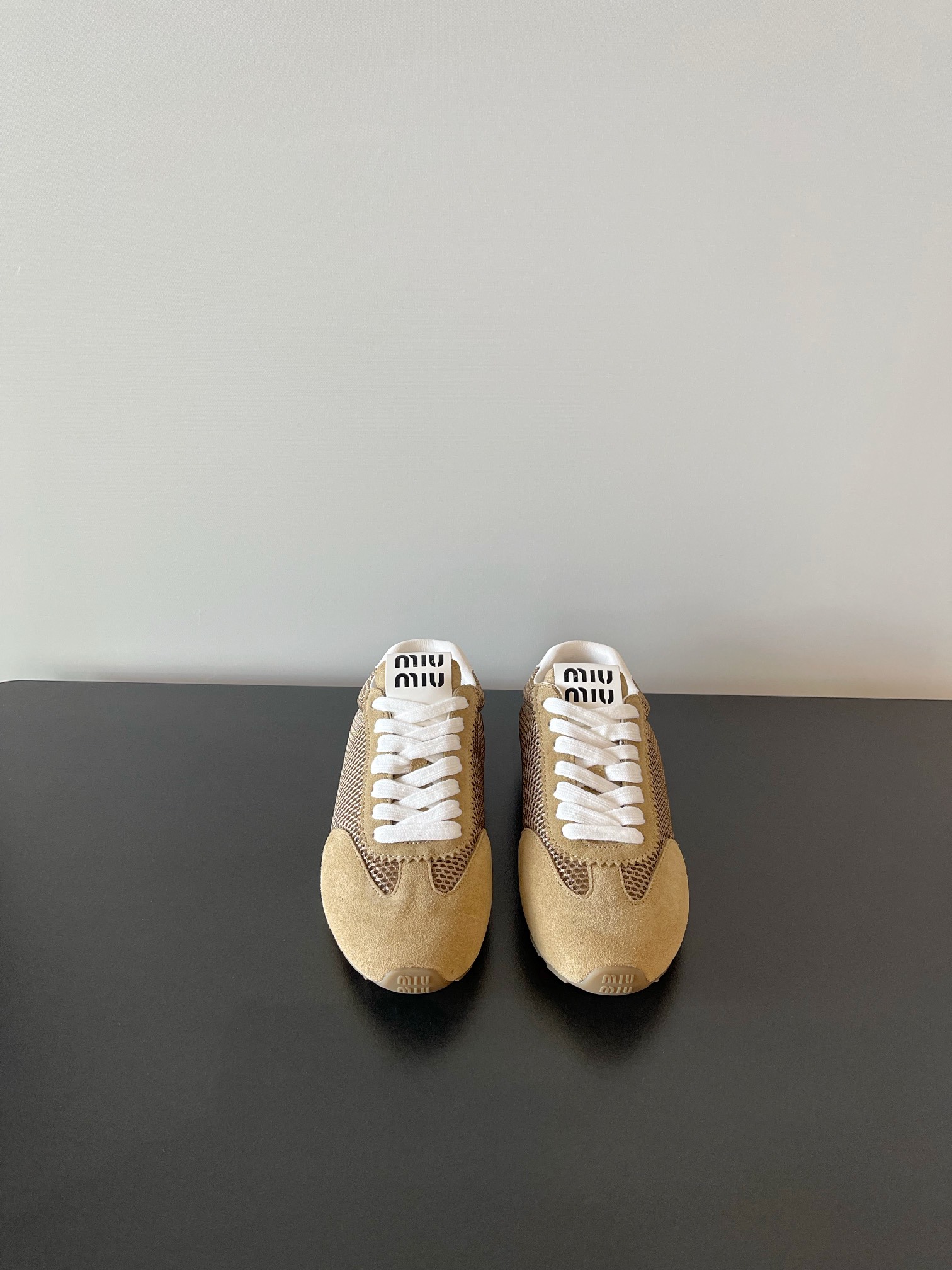 NO:437448,(Aircraft Box 10) miumiu Latest European and American Retro Fashion German Training Forrest Gump Casual Shoes Semi-Traveled Lace Shoes Original Top Replicas, Special Releases for the counters simultaneously, The fabric is specially supplied with imported calfskin. The whole pair of shoes is very textured, the inner footbed is imported cowhide, imported original outsole, simple and fashionable, and the feet look very delicate!  Size 35-41 (40 41 custom made without return), casual shoes/sports shoes, miumiu, sneakers, cowhide19860909（飞机盒10） miumiu 最新 欧美 复古 时尚 德训 阿甘 休闲鞋半拖系带鞋  原版顶级复刻 专柜同步发售 面料采用特供进口小牛皮面 整双鞋就是非常显质感 内里垫脚牛皮 进口原版大底 款式简约时尚 上脚十分显秀气 ！ Size 35-41（40 41定做不退换）,休闲鞋/运动鞋,miumiu,sneakers,cowhide,Women's Shoes