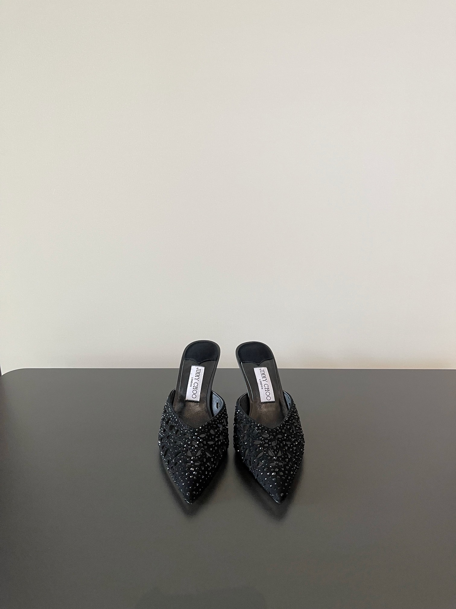 NO:437435,(The highest version) Jimmy Choo The highest quality latest hot diamond hollow crystal single shoes, synchronous counter, special features, exquisite, comfortable and casual, sweet, easy to satisfy without any relief, blingblingbling, a noble and elegant atmosphere is blown towards you, shining and not vulgar!  The shoe shape is very modified with the foot shape, the smooth lines show a sense of high-end feeling, and the foot is exquisite and age-reducing!  Imported sheepskin in the inner lining, Italian leather outsole Heel height 6.5cm Size35-41 (40 41 custom made without return), semi-torque high heels, jimmy choo, high heels, sheepskin, Leather soles19860909（最高版本） Jimmy Choo 最高品质 最新烫钻镂空水晶单鞋 同步专柜 主打精致 舒适度休闲 甜美  无解风都轻松满足 blingbling 迎面扑来高贵典雅的气息,闪亮不显庸俗！鞋型非常修饰脚型,流畅线条尽显高级感,上脚精致又减龄！ 内里进口羊皮, 意大利真皮大底 跟高6.5cm Size35-41（40 41订做不退换）,半拖高跟鞋,jimmy choo,high heels,sheepskin,Leather soles,Women's Shoes