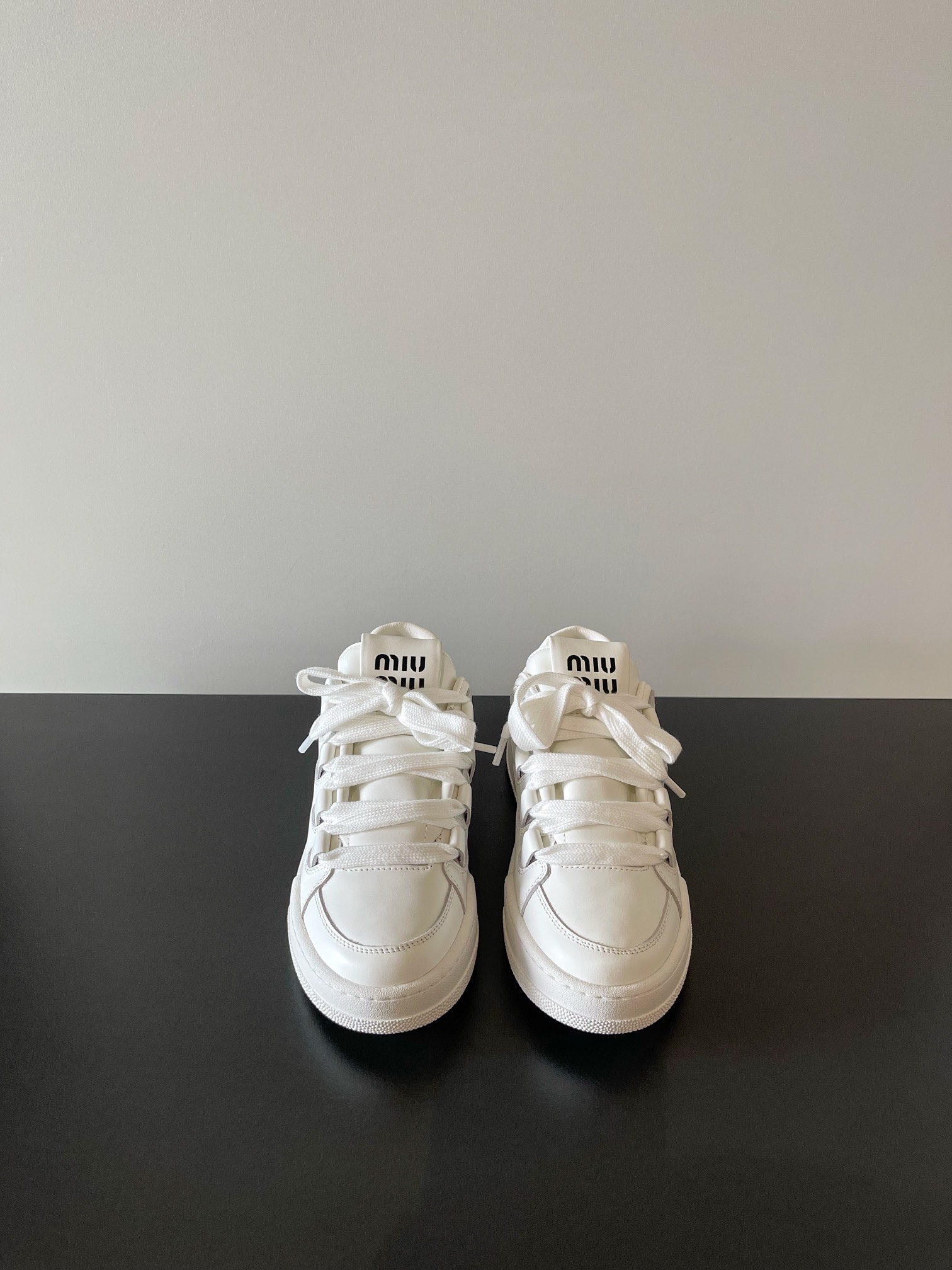 NO:437411,(The highest version, aircraft box 10) miumiu Latest European and American retro, fashion, German training, Forrest Gump, casual shoes, white shoes, original top replica, special counters are released simultaneously, the fabric is specially supplied with imported calfskin, the whole pair of shoes is very textured, the inner footbed is imported, the original sole, the style is simple and fashionable, and the feet are very delicate!  Size 35-41 (40 41 custom made without return), casual shoes/sports shoes, miumiu, sneakers, cowhide19860909（最高版本 飞机盒10） miumiu 最新 欧美 复古 时尚 德训 阿甘 休闲鞋小白鞋  原版顶级复刻 专柜同步发售 面料采用特供进口小牛皮面 整双鞋就是非常显质感 内里垫脚牛皮 进口原版大底 款式简约时尚 上脚十分显秀气 ！ Size 35-41（40 41定做不退换）,休闲鞋/运动鞋,miumiu,sneakers,cowhide,Women's Shoes