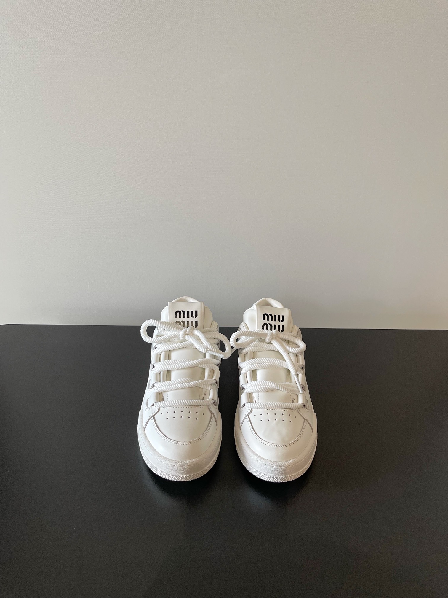 NO:437427,(The highest version, aircraft box 10) miumiu Latest European and American retro, fashion, German training, Forrest Gump, casual shoes, white shoes, original top replica, special counters are released simultaneously, the fabric is specially supplied with imported calfskin, the whole pair of shoes is very textured, the inner footbed is imported, the original sole, the style is simple and fashionable, and the feet are very delicate!  Size 35-41 (40 41 custom made without return), casual shoes/sports shoes, miumiu, sneakers, cowhide19860909（最高版本 飞机盒10） miumiu 最新 欧美 复古 时尚 德训 阿甘 休闲鞋小白鞋  原版顶级复刻 专柜同步发售 面料采用特供进口小牛皮面 整双鞋就是非常显质感 内里垫脚牛皮 进口原版大底 款式简约时尚 上脚十分显秀气 ！ Size 35-41（40 41定做不退换）,休闲鞋/运动鞋,miumiu,sneakers,cowhide,Women's Shoes