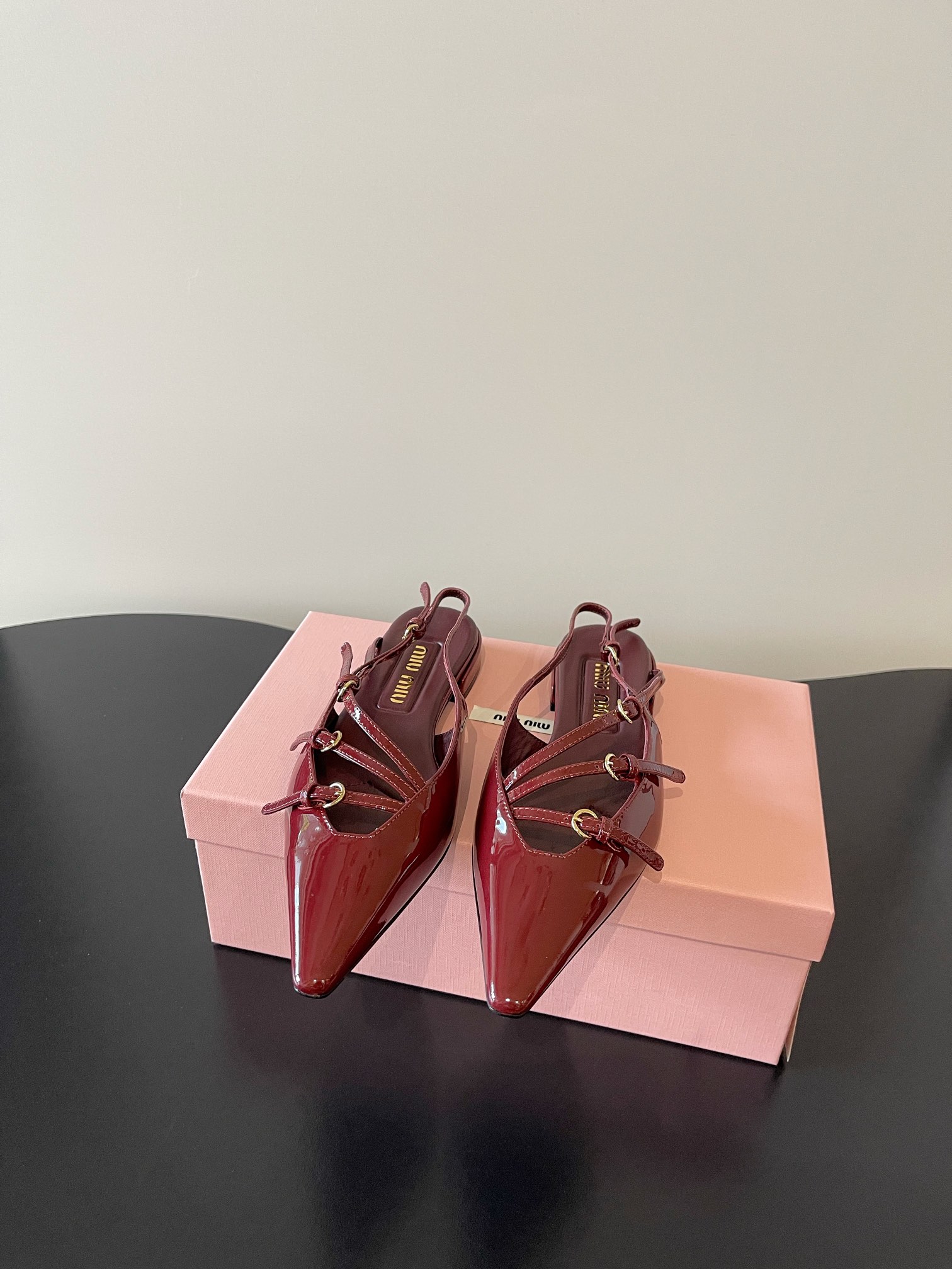 NO:464845,MIU MIU24 is very popular in spring and summer. The catwalk style, the catwalk style, appeared on the covers of major fashion magazines. Celebrities from all walks of life. Xiaohongshu bloggers are wearing it!  The new retro style is particularly amazing to your feet. You won’t regret it when you close your eyes. The combination can be salty or sweet!  Fashionable and playful ~ Custom-made imported calf patent leather upper, imported genuine leather sole, size 35-39 (40 can be customized without return and exchange!), sandals, miumiu, sandals, Leather soles19860909MIU MIU24春夏大热 走秀款·小猫跟单鞋走秀款 出现在各大时装杂志封面·各路明星 小红书博主都在穿 ！全新复古上脚尤为惊艳到你的一款闭眼入都是不会后悔·搭配可咸可甜！时髦又俏皮～ 鞋面定制进口小牛漆皮 鞋底进口真皮大底 码数35-39（40可定做不退换！）,凉鞋,miumiu,sandals,Leather soles,Women's Shoes