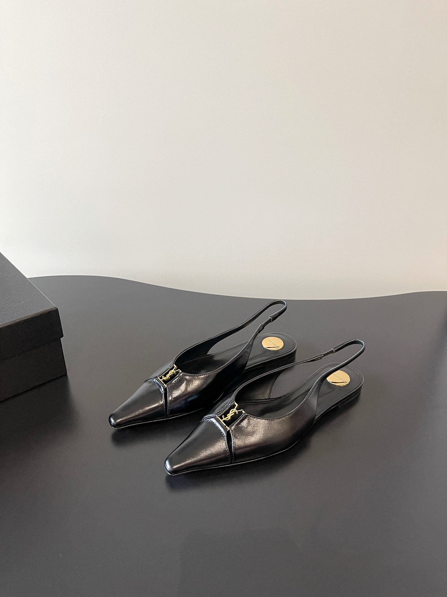 “720YSL: S. Roland’s Chic Logo Shoes with Imported Silk and Sheepskin Lining” - 图片 3