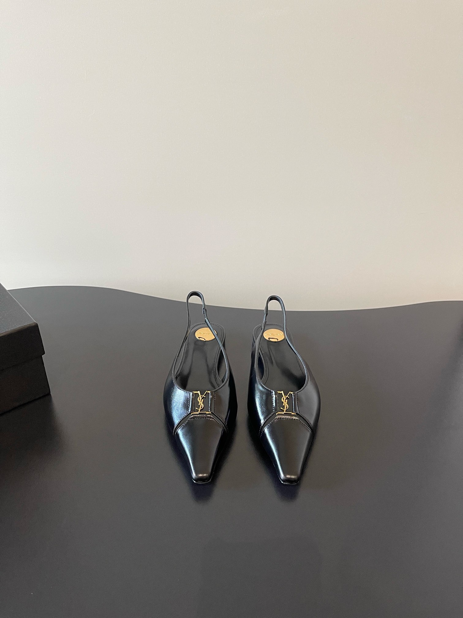 “720YSL: S. Roland’s Chic Logo Shoes with Imported Silk and Sheepskin Lining” - 图片 1