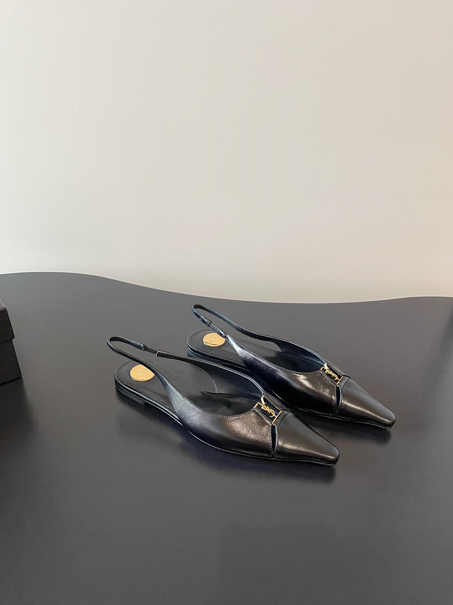 “720YSL: S. Roland’s Chic Logo Shoes with Imported Silk and Sheepskin Lining” - 图片 4