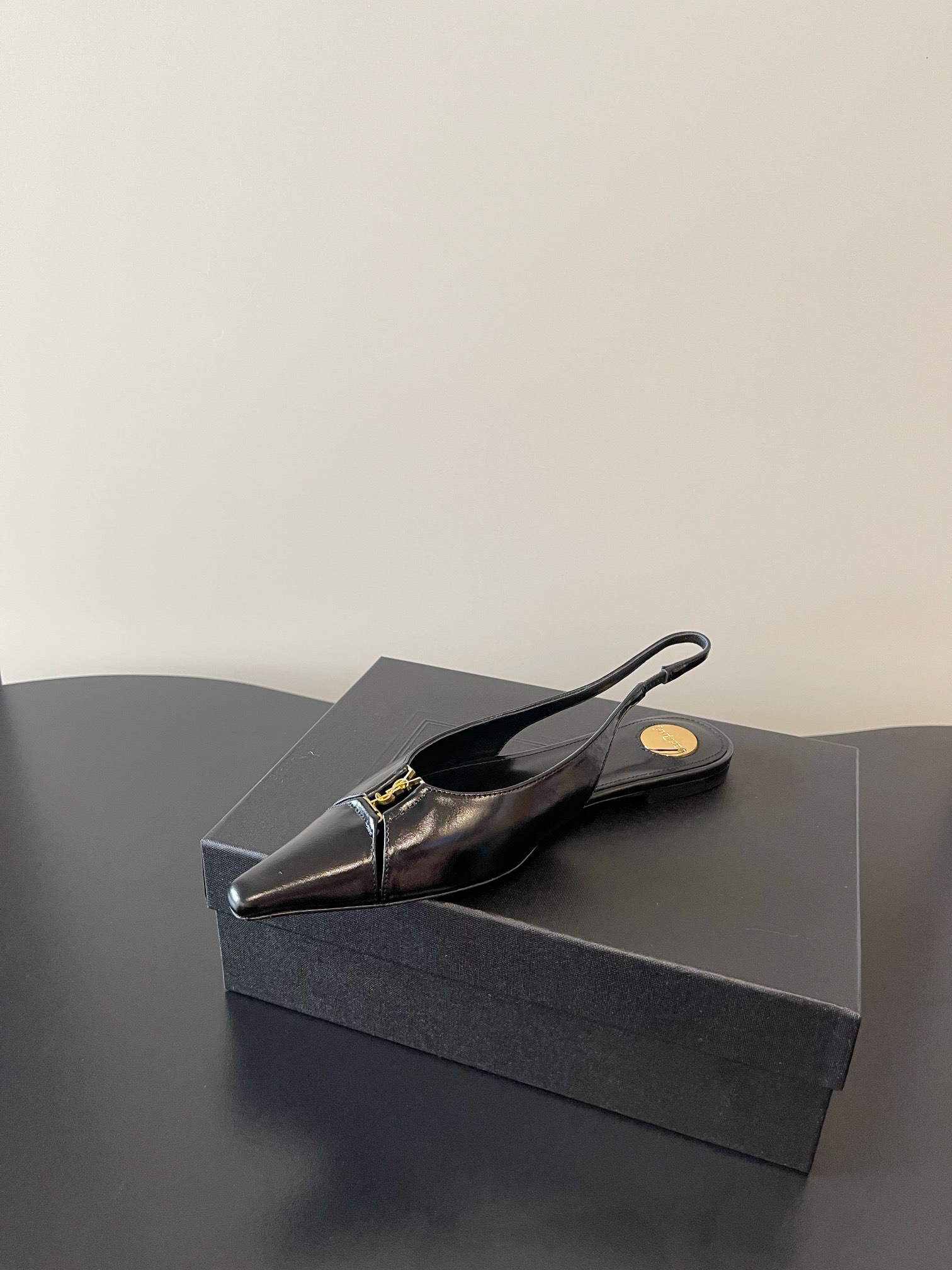 “720YSL: S. Roland’s Chic Logo Shoes with Imported Silk and Sheepskin Lining” - 图片 8