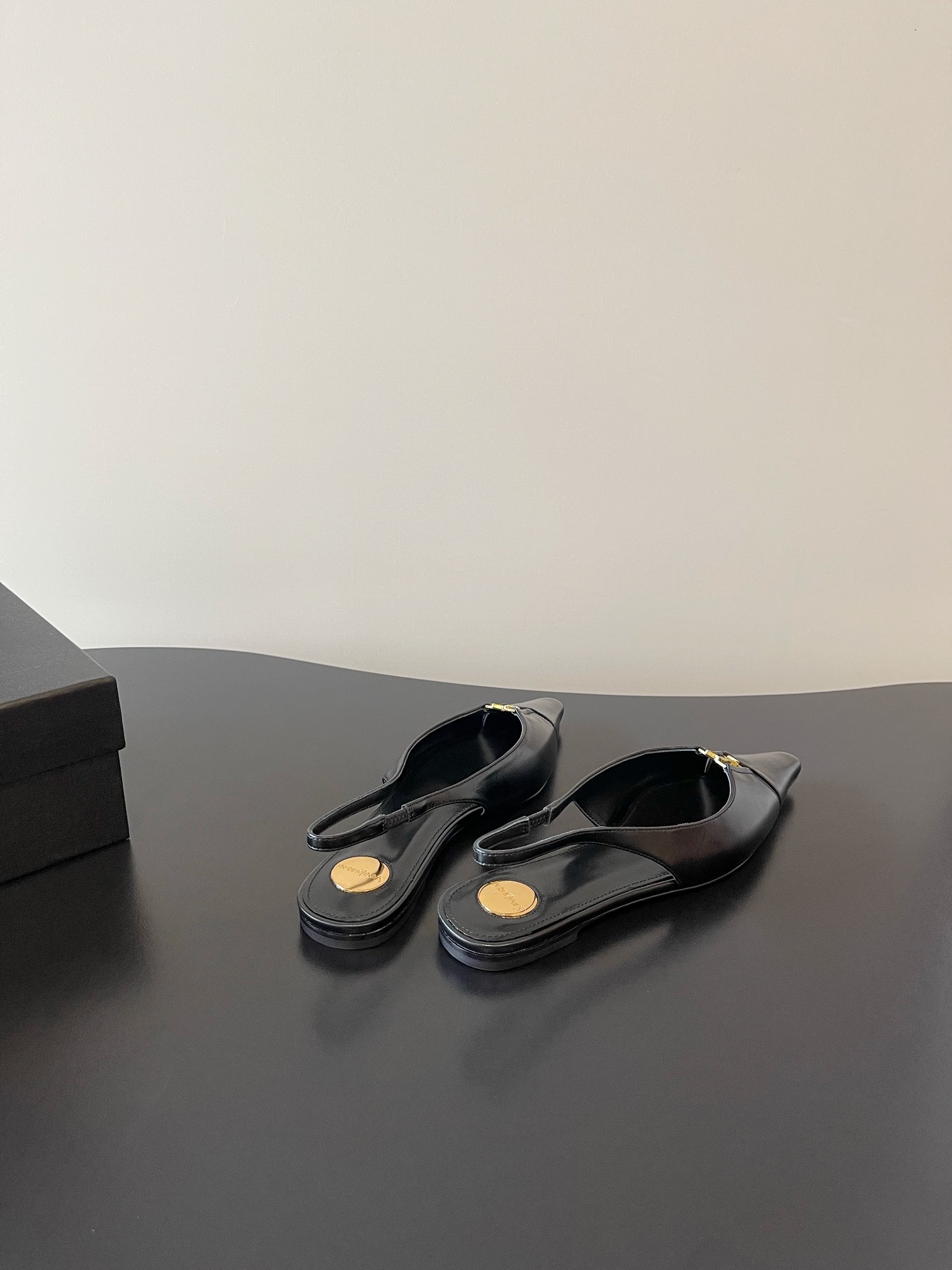 “720YSL: S. Roland’s Chic Logo Shoes with Imported Silk and Sheepskin Lining” - 图片 5