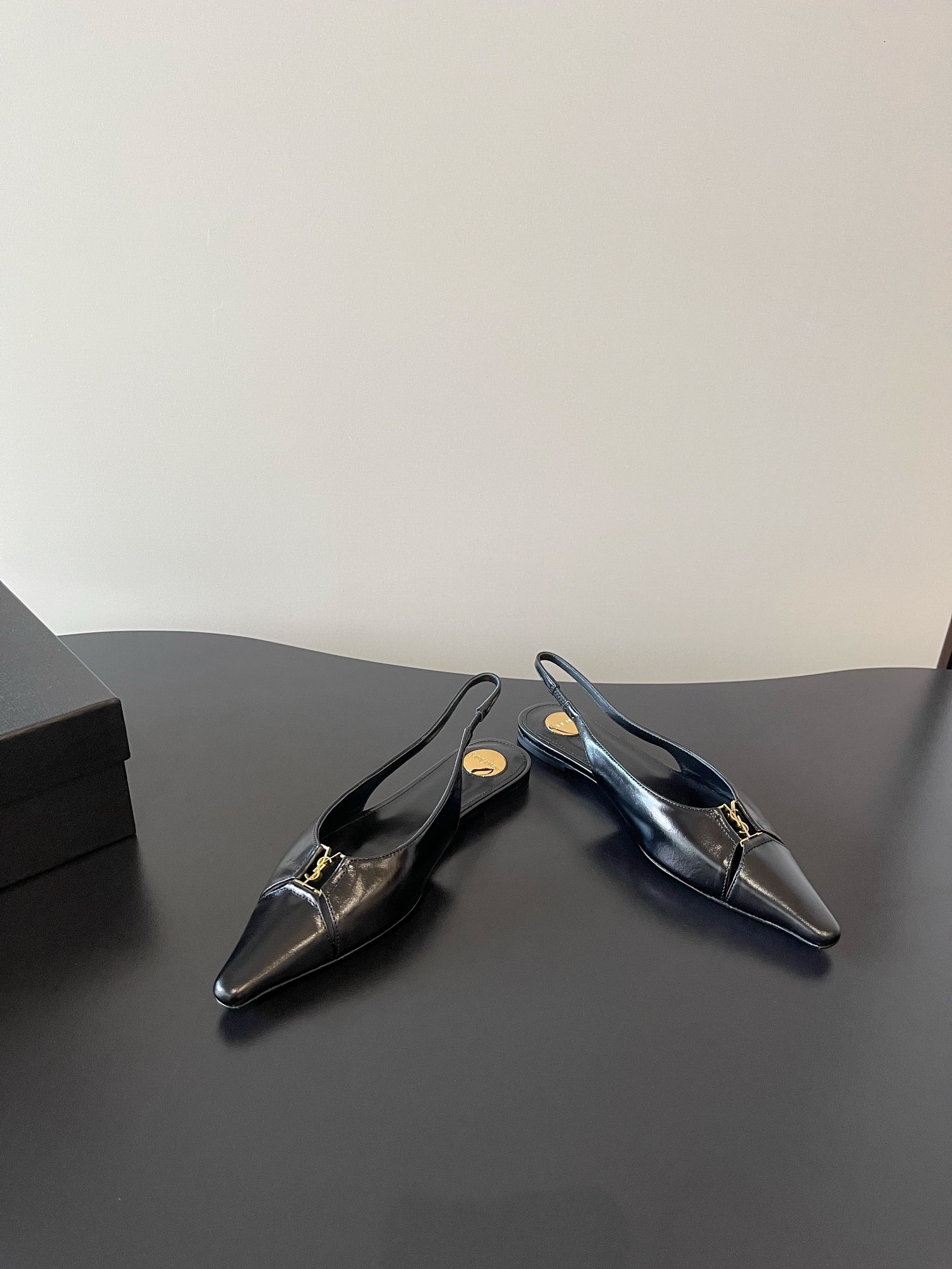 “720YSL: S. Roland’s Chic Logo Shoes with Imported Silk and Sheepskin Lining” - 图片 2