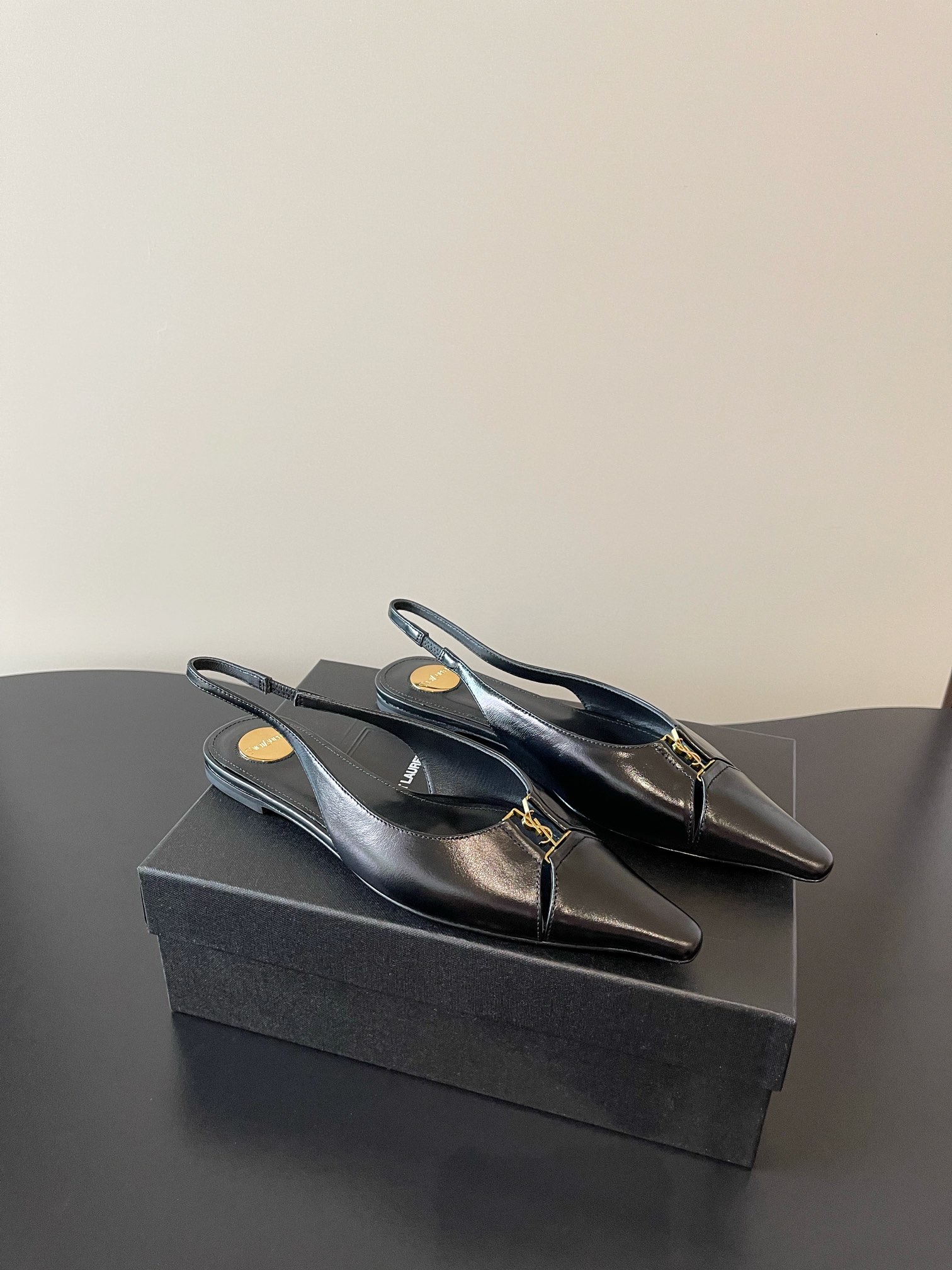 “720YSL: S. Roland’s Chic Logo Shoes with Imported Silk and Sheepskin Lining” - 图片 6