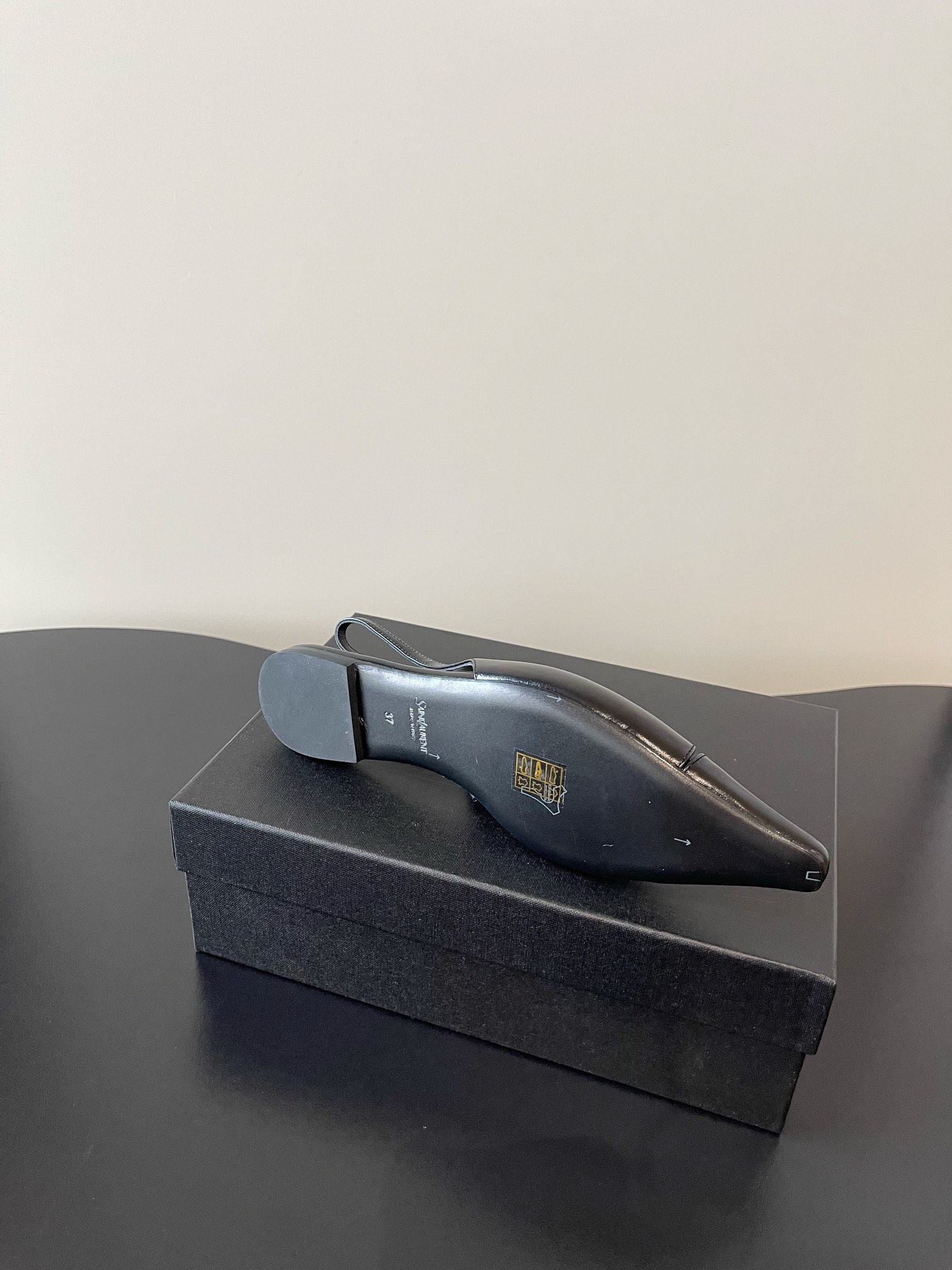 “720YSL: S. Roland’s Chic Logo Shoes with Imported Silk and Sheepskin Lining” - 图片 9