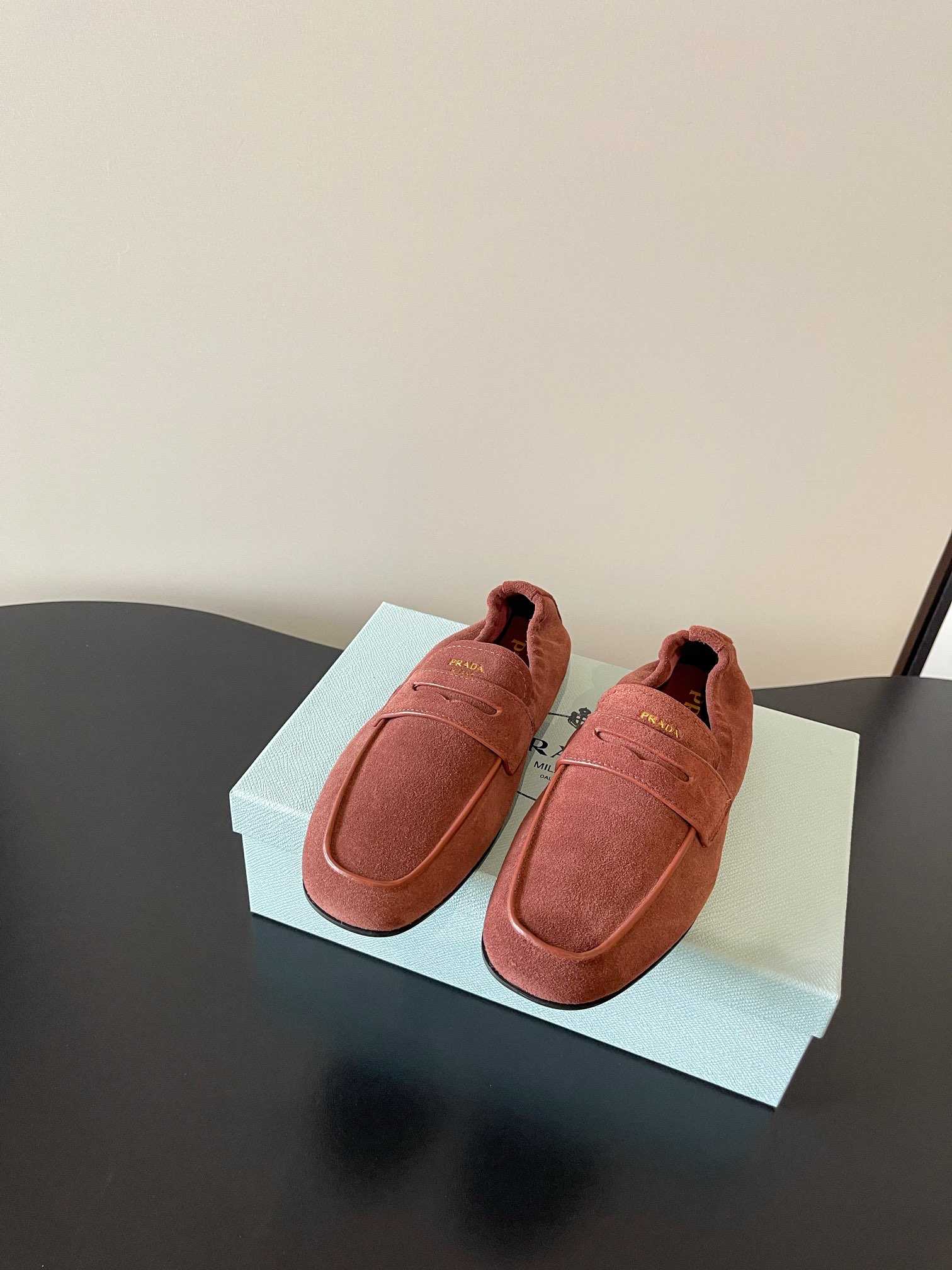 NO:464838,prada early spring · elegance training loafer back tight leather shoes used by bloggers from all walks of life The new season of old-fashioned series is particularly amazing to your feet. You won’t regret it when you close your eyes. It can be salty or sweet (ZP developed shoe shape, customized color) Customized upper imported sheepskin and sheep tiles Sole imported genuine leather sole black, brown, camel heel high flat sole Size 35-39, loafers, prada, loafers, sheepskin, sheep, Leather soles19860909prada 早春· 走秀德训 乐福 后松紧 小皮鞋 各路博主着用 全新一季做旧系列上脚尤为惊艳到你的一款闭眼入都是不会后悔·搭配还是可咸可甜（ZP开发鞋型、订制颜色） 鞋面定制进口羊皮、羊猄 鞋底进口真皮大底 颜色黑、棕、驼 跟高平底 码数35-39,乐福鞋,prada,loafers,sheepskin,sheep,Leather soles,Women's Shoes