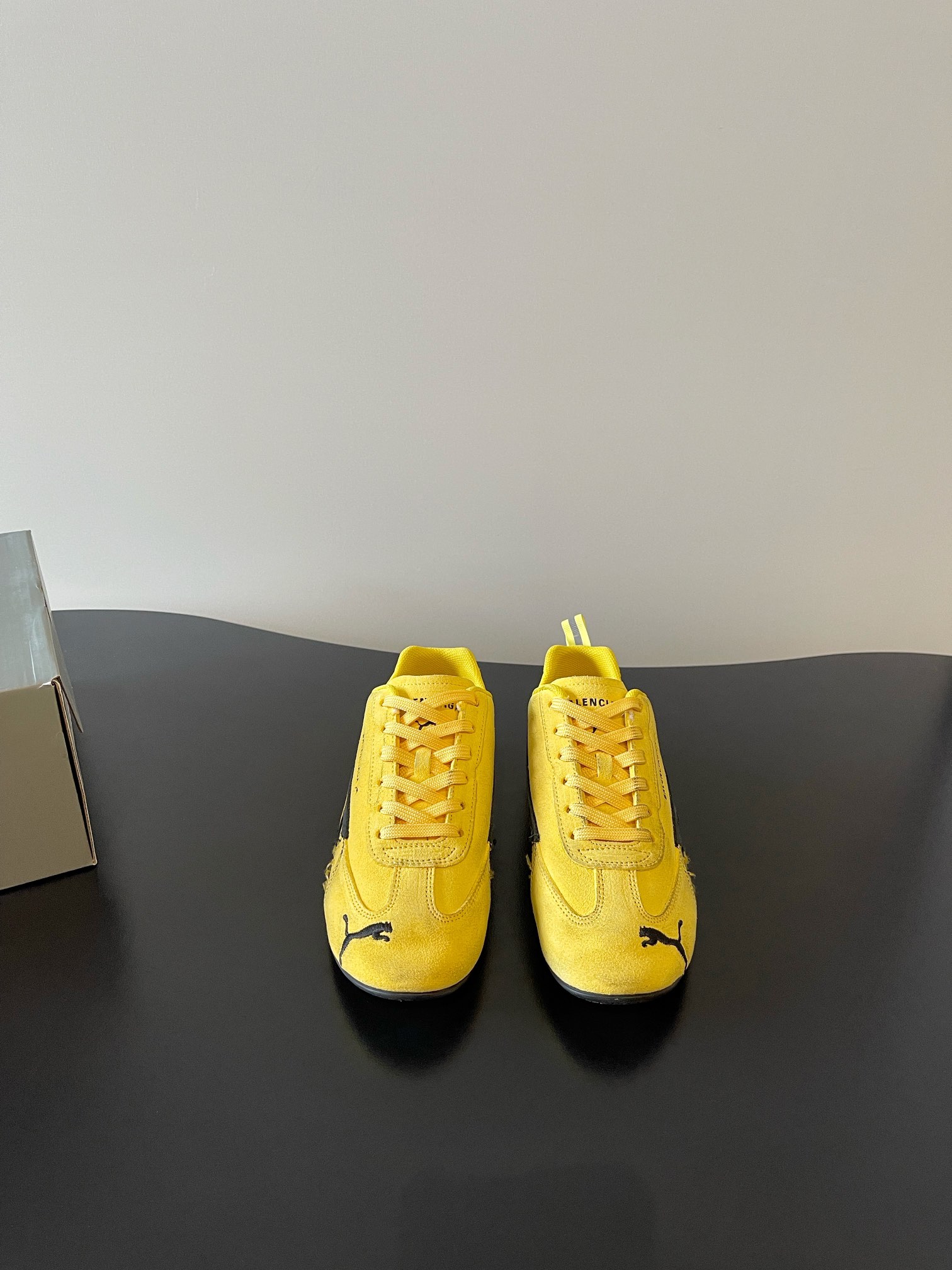 NO:464871,Puma x Balenciaga co-branded racing German training comfortable model Puma and Balenciaga join forces to make a big move!  As soon as you see this pair of shoes, you are firmly grasped. Its design inspiration comes from racing shoes. The whole shoe body is super low and the lines are very smooth. You can instantly feel the speed and passion when you put it on! Size 35-41 (40, 41 custom-made codes are not returned or exchanged), casual shoes/sports shoes, balenciaga, sneakers19860909Puma x Balenciaga联名赛车 德训舒适款 Puma和 Balenciaga联手放大招！一看到这双鞋,就被狠狠拿捏住了它的设计灵感源自 赛车鞋,整个鞋身超低趴,线条流畅得不行,上脚瞬间就能感受到满满的速度与激情! 码数35-41（40,41订做码不退换）,休闲鞋/运动鞋,balenciaga,sneakers,Women's Shoes